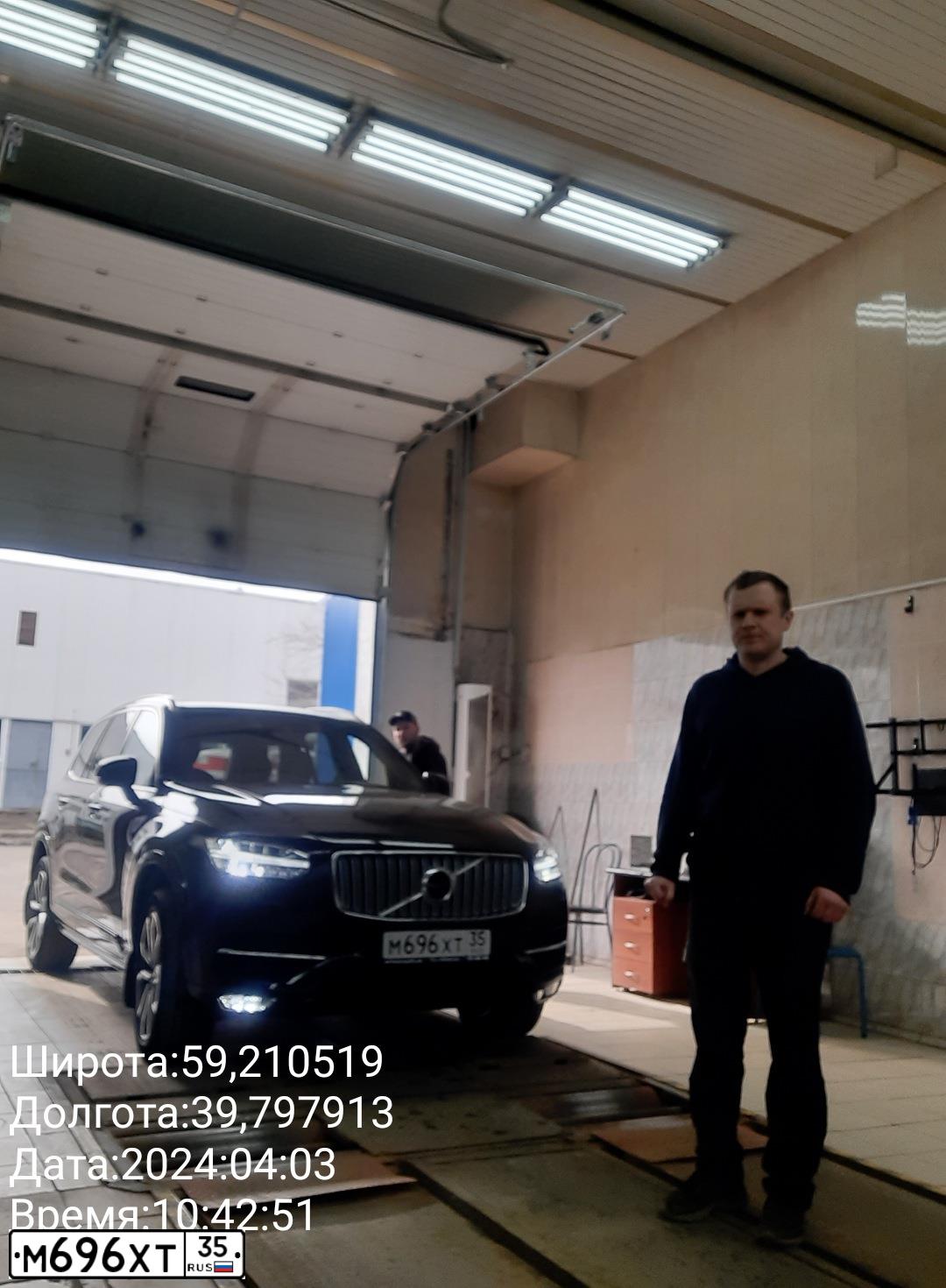 Фото автомобиля VOLVO XC90, 2018 — госномер М696ХТ35. Цвет: Коричневый