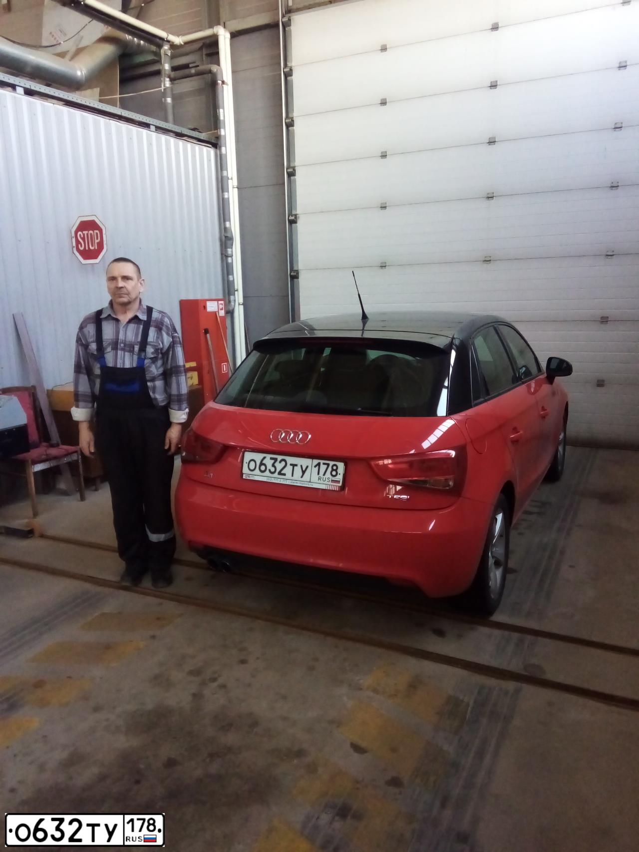Фото автомобиля AUDI A1 SPORTBACK, 2013 — госномер Т314МЕ198. Цвет: Красный