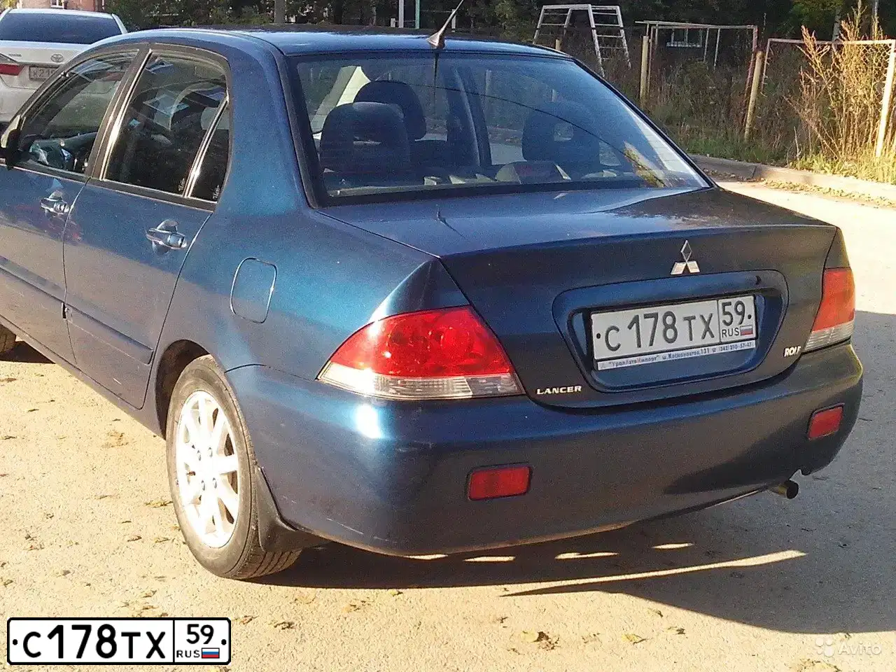 Фото автомобиля MITSUBISHI LANCER, 2006 — госномер М881ЕХ159. Цвет: СИНИЙ
