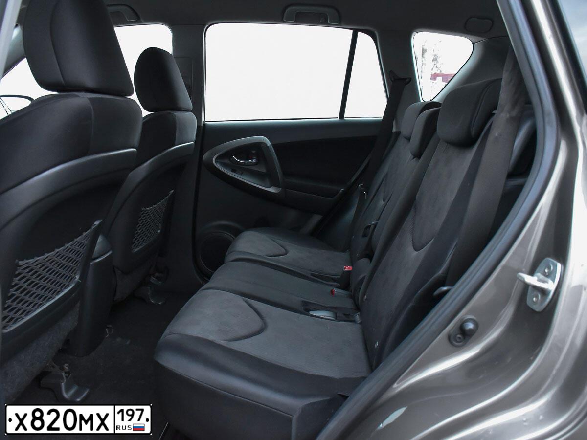Фото автомобиля TOYOTA RAV4, 2011 — госномер Х820МХ197. Цвет: БРОНЗОВЫЙ