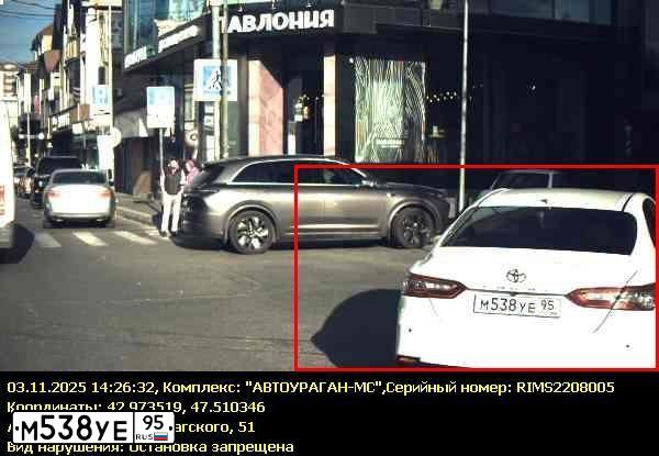 Фото автомобиля TOYOTA CAMRY, 2018 — госномер М538УЕ95. Цвет: Белый