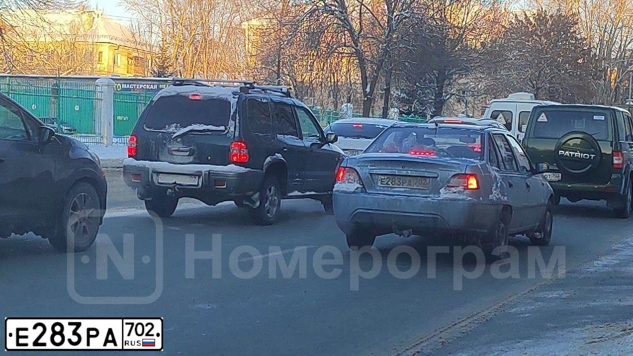 Фото автомобиля DAEWOO NEXIA, 2013 — госномер Е283РА702. Цвет: СЕРО-ПЕРЛАМУТРОВЫЙ
