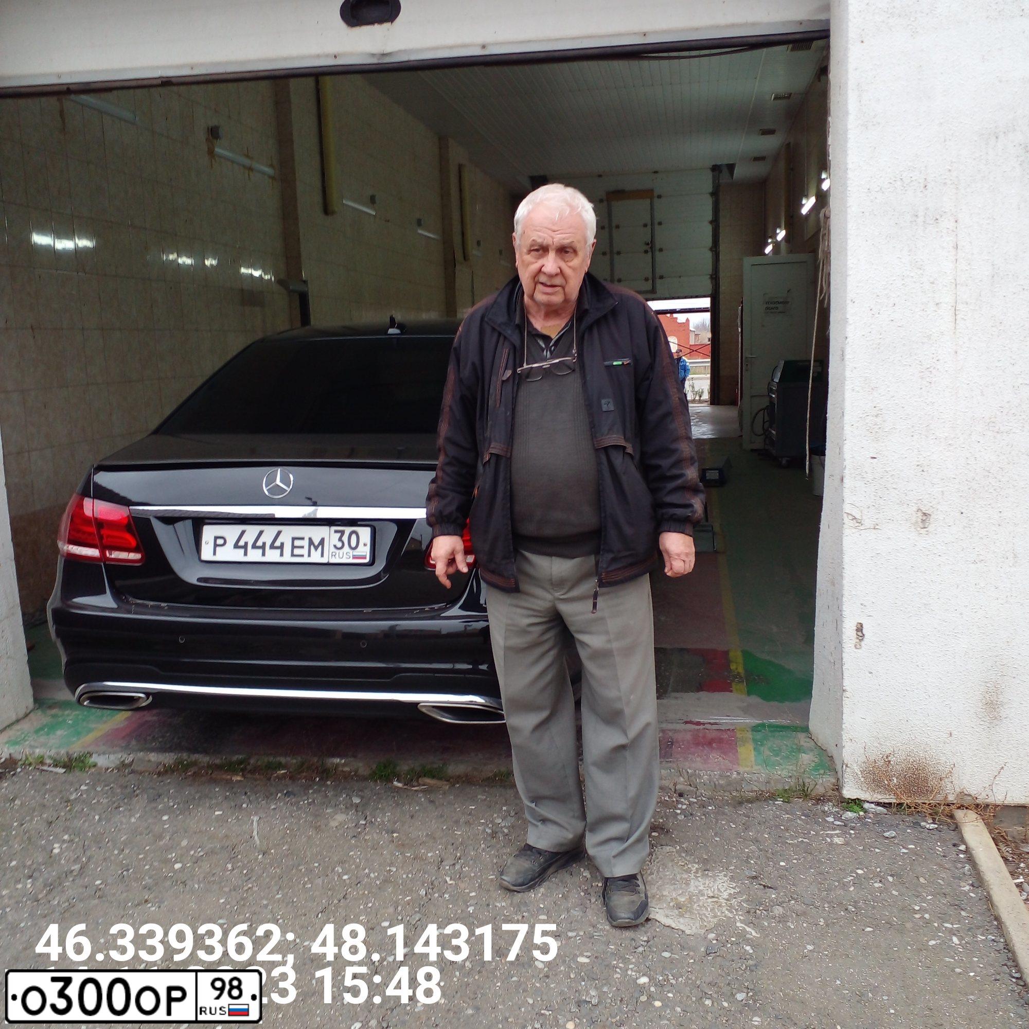 Фото автомобиля MERCEDES E-KLASSE, 2009 — госномер О025ТТ98. Цвет: Коричневый