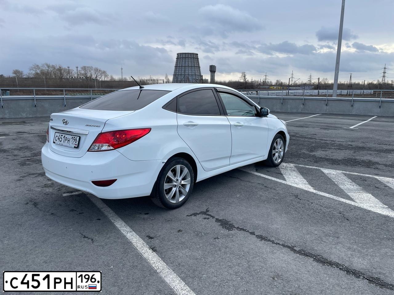 Фото автомобиля HYUNDAI SOLARIS, 2014 — госномер С451РН196. Цвет: Белый
