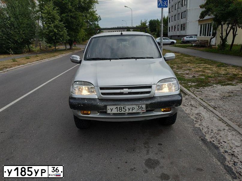 Фото автомобиля CHEVROLET T NIVA, 2005 — госномер У766СК36. Цвет: Светло-Серебристый металлик