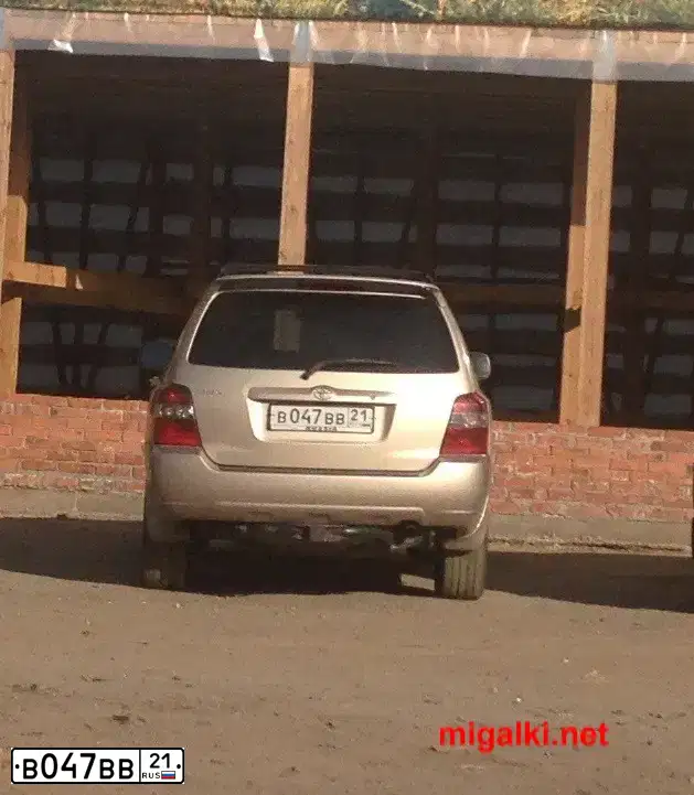 Фото автомобиля TOYOTA HIGHLANDER, 2003 — госномер В047ВВ21. Цвет: БЕЖЕВЫЙ