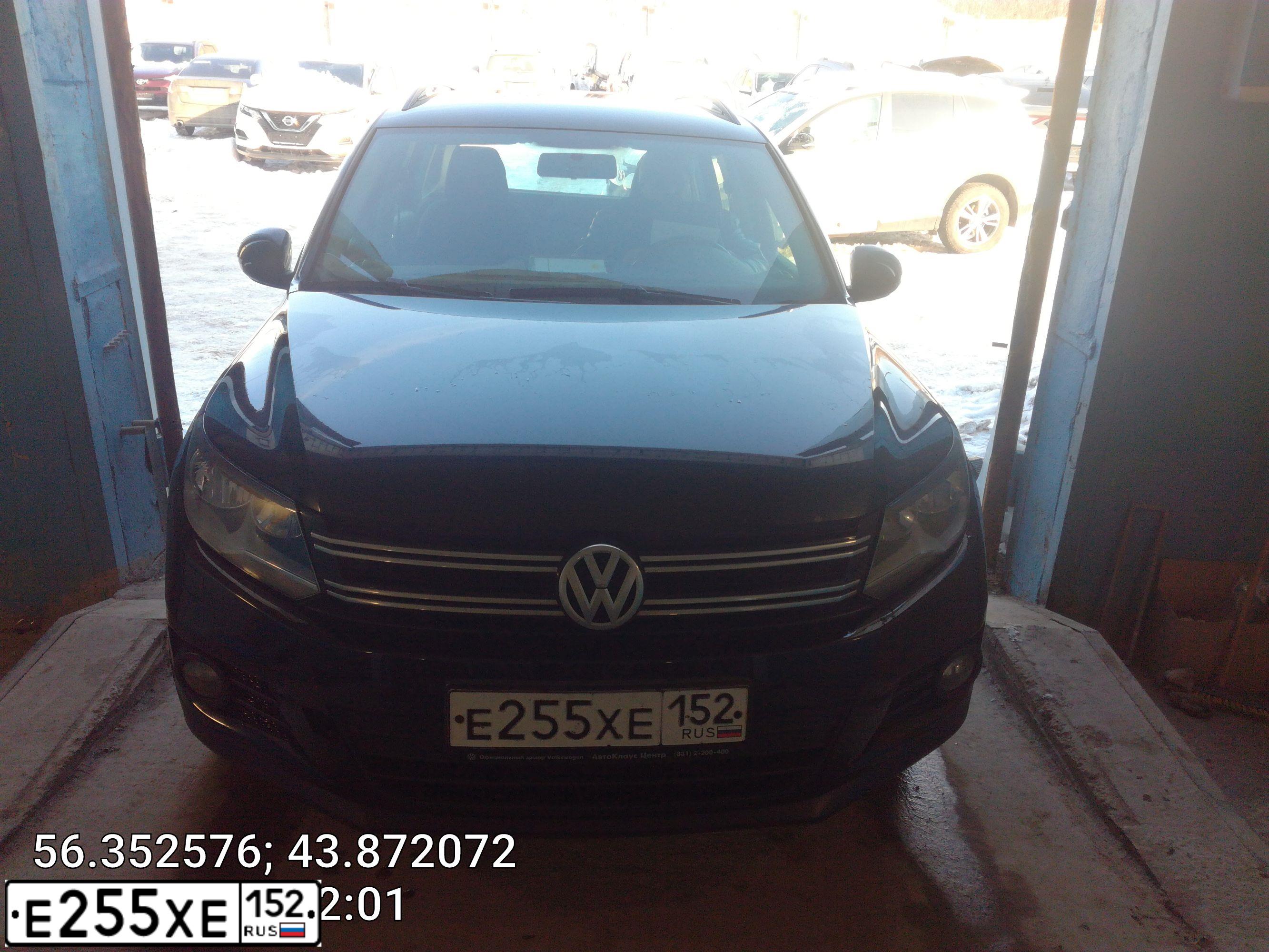 Фото автомобиля VOLKSWAGEN TIGUAN, 2011 — госномер Е255ХЕ152. Цвет: ЧЕРНЫЙ