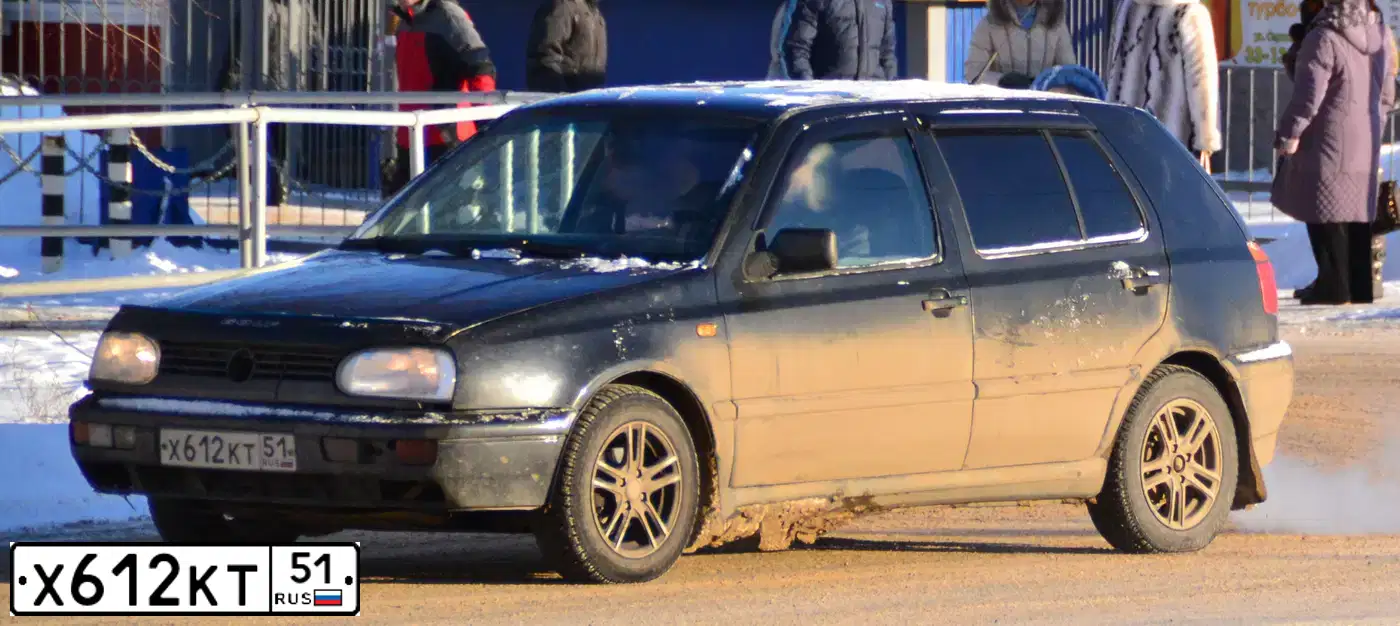 Фото автомобиля VOLKSWAGEN GOLF, 1997 — госномер Х612КТ51. Цвет: ЧЕРНЫЙ