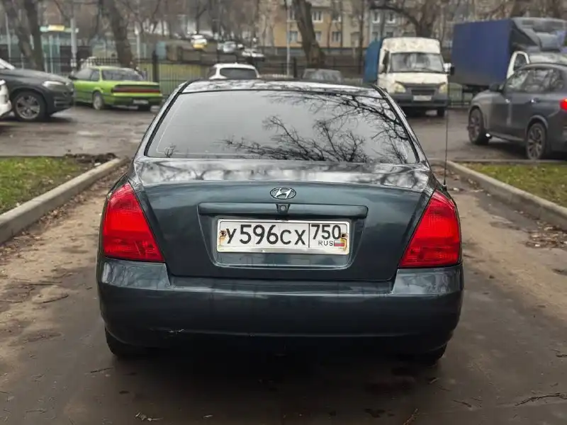 Фото автомобиля HYUNDAI ELANTRA, 2001 — госномер У752АО250. Цвет: сине-зеленый