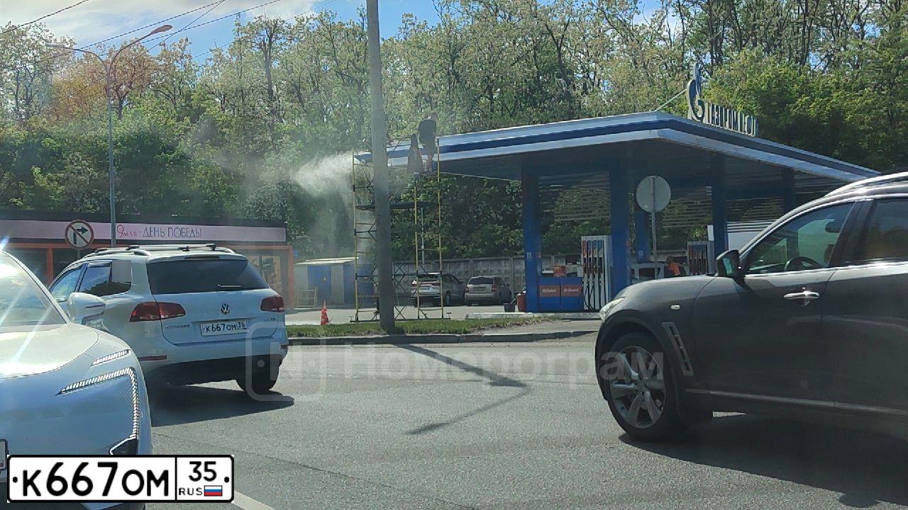 Фото автомобиля VOLKSWAGEN TOUAREG, 2012 — госномер К667ОМ35. Цвет: Белый