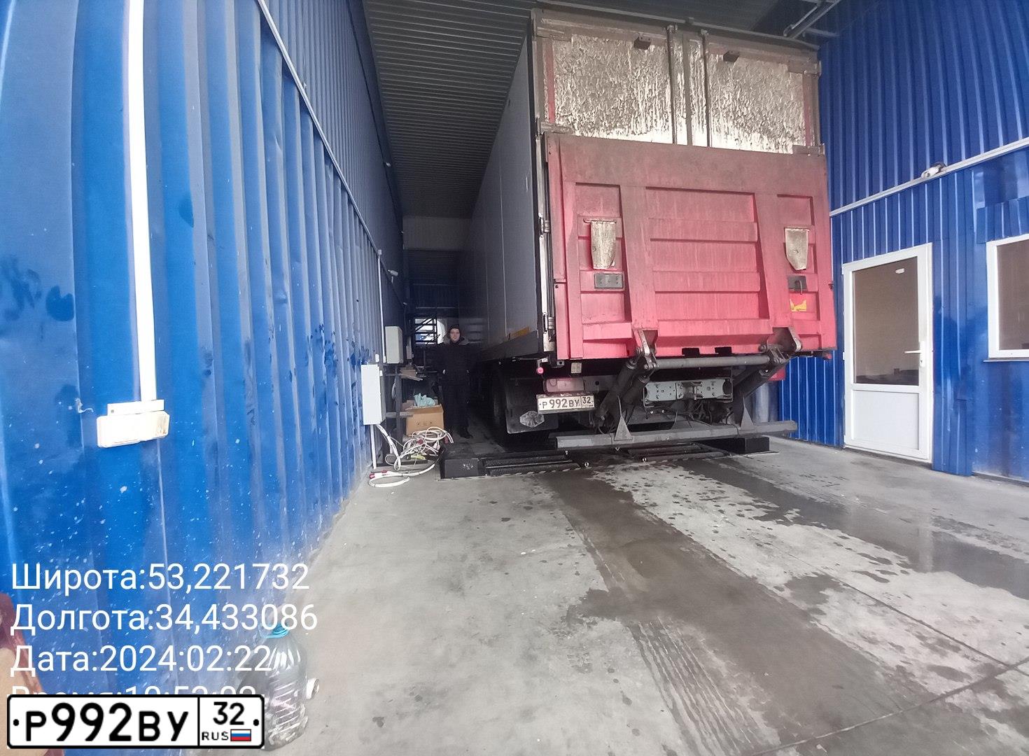 Фото автомобиля VOLVO FL6 4X2, 2006 — госномер Р992ВУ32. Цвет: Красный