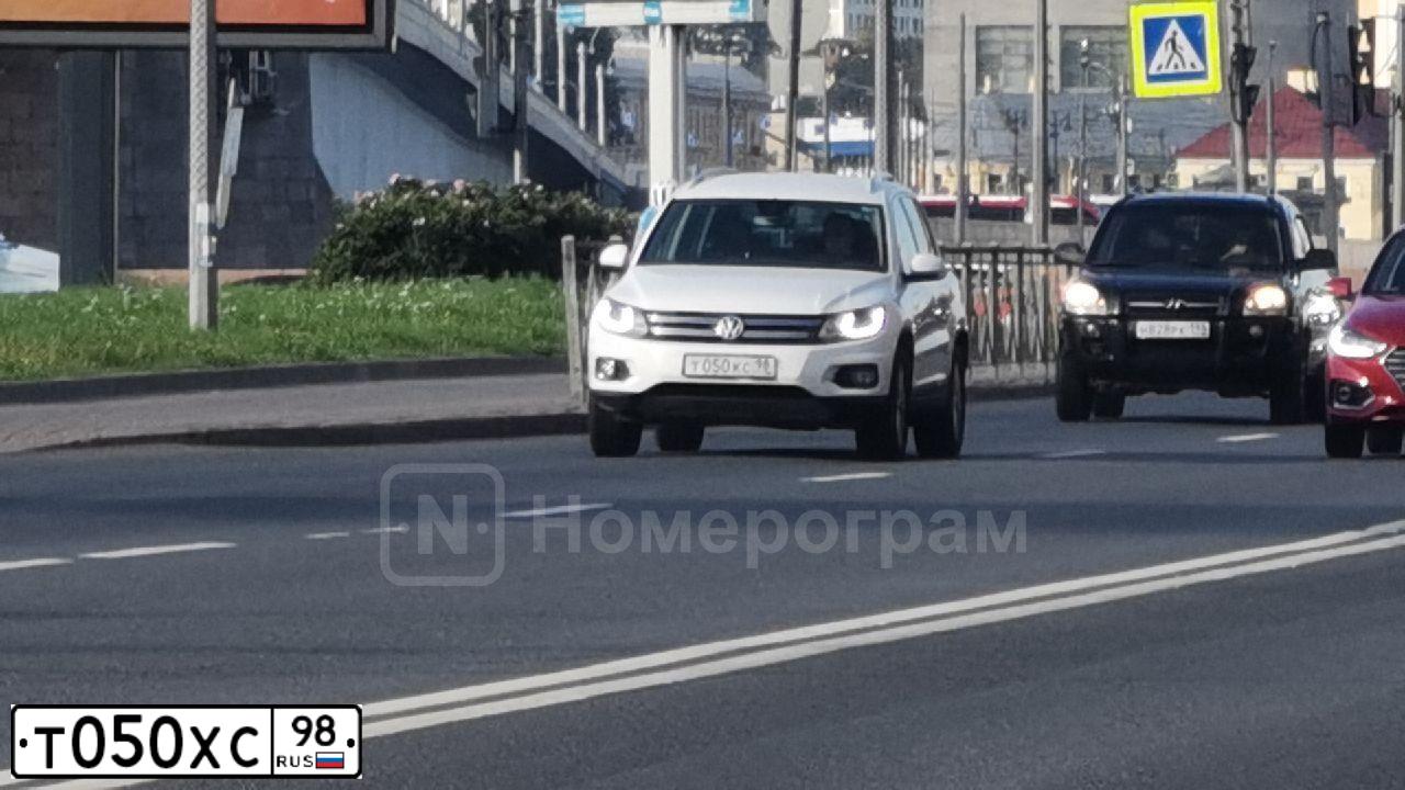Фото автомобиля CADILLAC GMX322, 2008 — госномер Р645АА250. Цвет: Красный