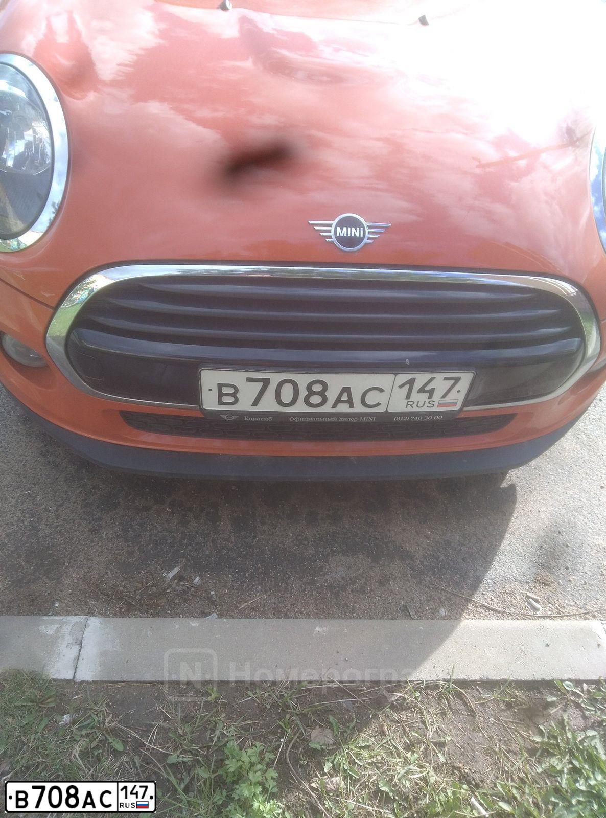 Фото автомобиля MINI MINI, 2020 — госномер В708АС147. Цвет: Оранжевый