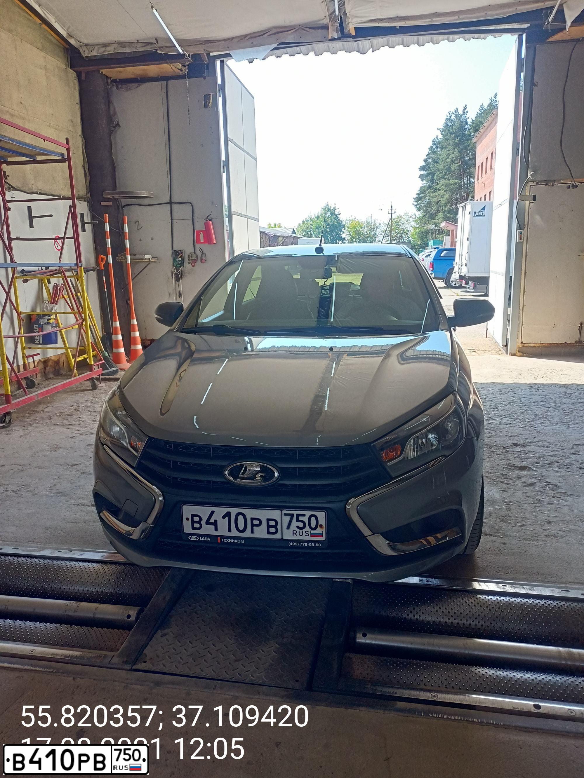 Фото автомобиля LADA VESTA, 2017 — госномер В410РВ750. Цвет: Серый