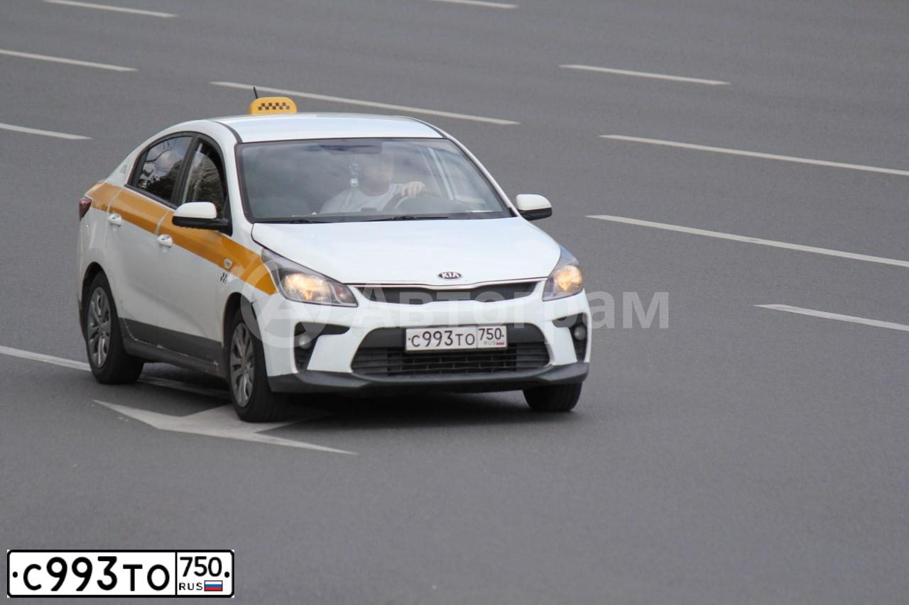Фото автомобиля KIA RIO, 2018 — госномер С993ТО750. Цвет: БЕЛЫЙ ЖЕЛТЫЙ СЕРЫЙ