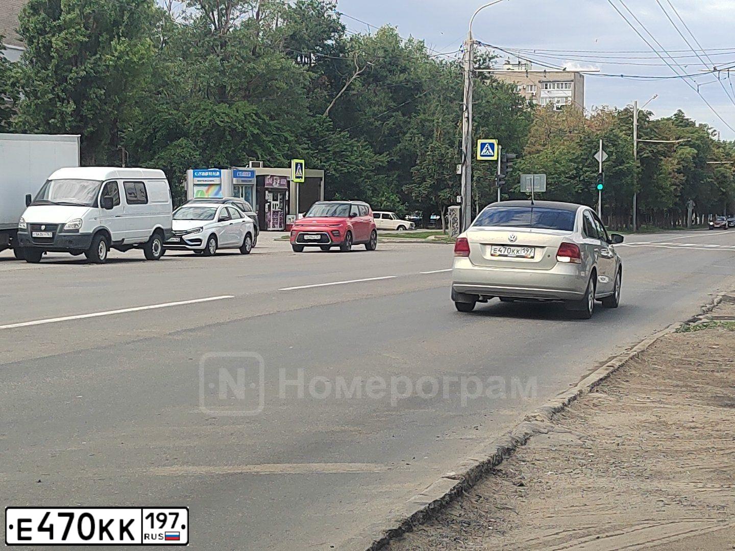 Фото автомобиля VOLKSWAGEN POLO, 2011 — госномер Е470КК197. Цвет: Серебристо-Желтый