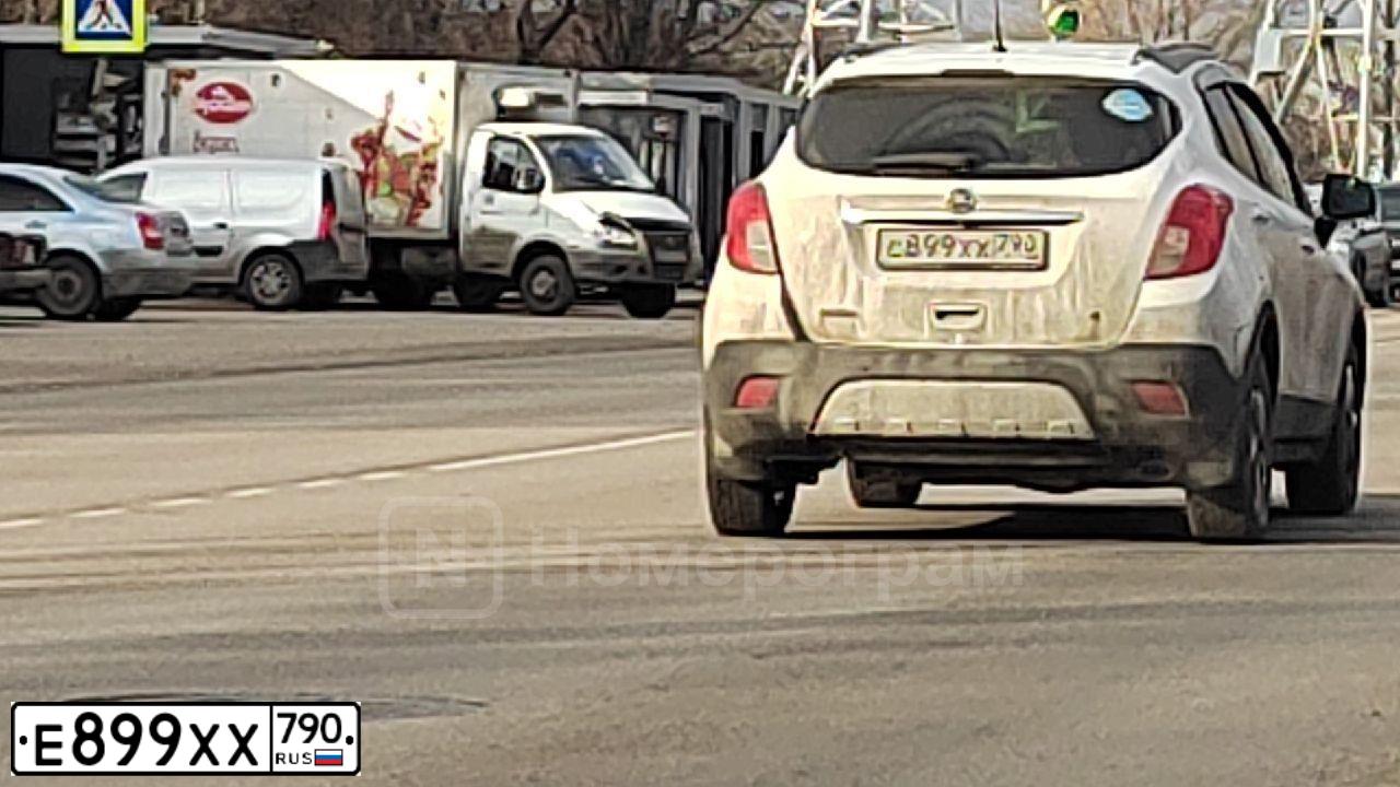 Фото автомобиля PORSCHE CAYENNE, 2014 — госномер Е899ХХ790. Цвет: Коричневый