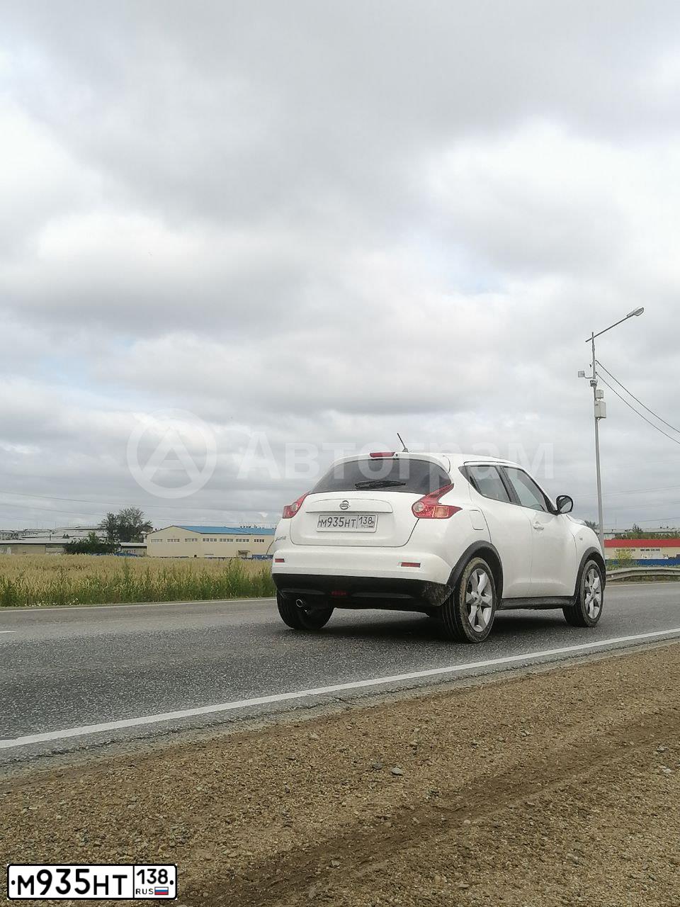 Фото автомобиля NISSAN JUKE, 2012 — госномер М935НТ138. Цвет: Белый