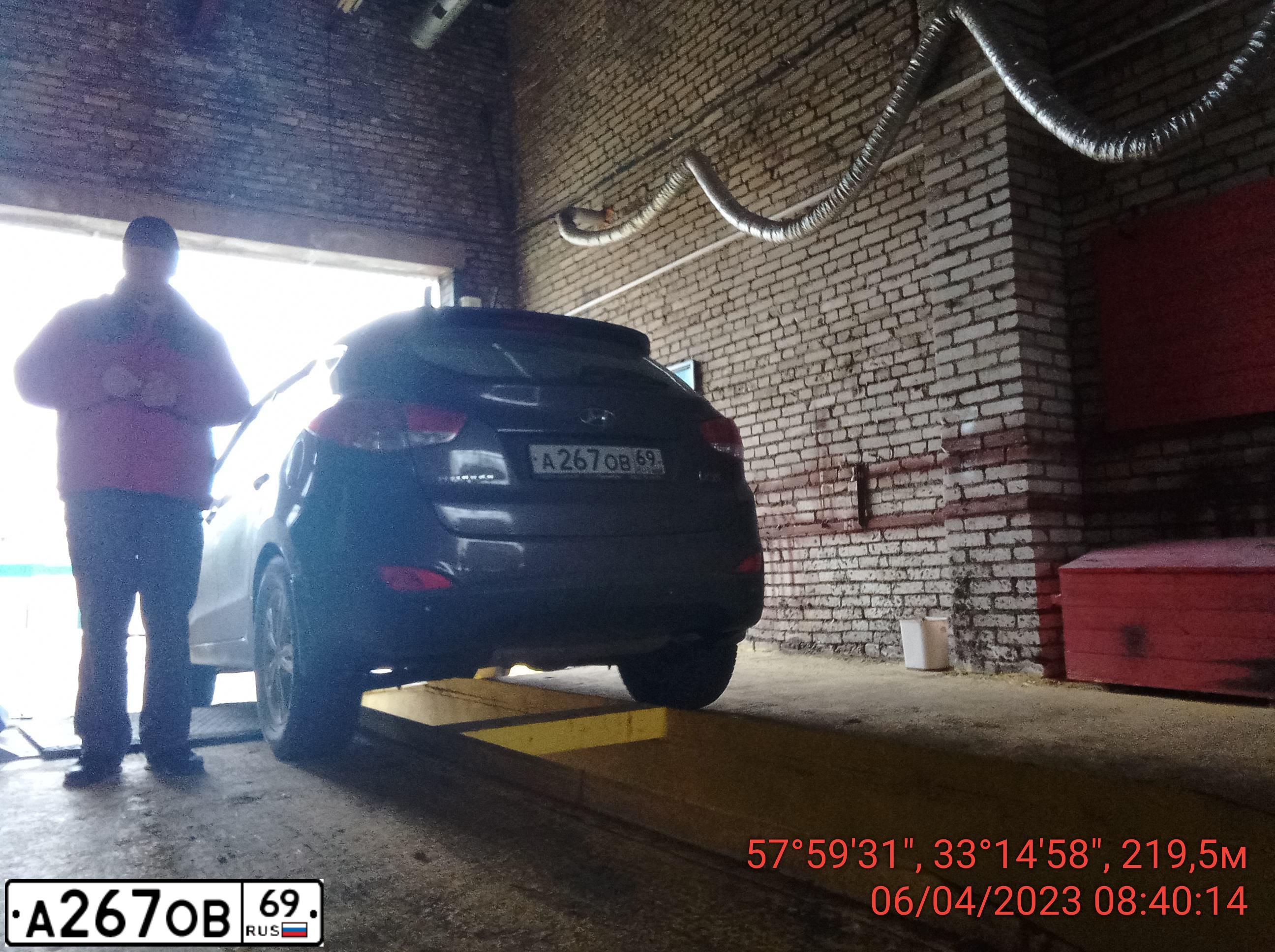 Фото автомобиля HYUNDAI IX35, 2010 — госномер К940ВТ53. Цвет: Коричневый