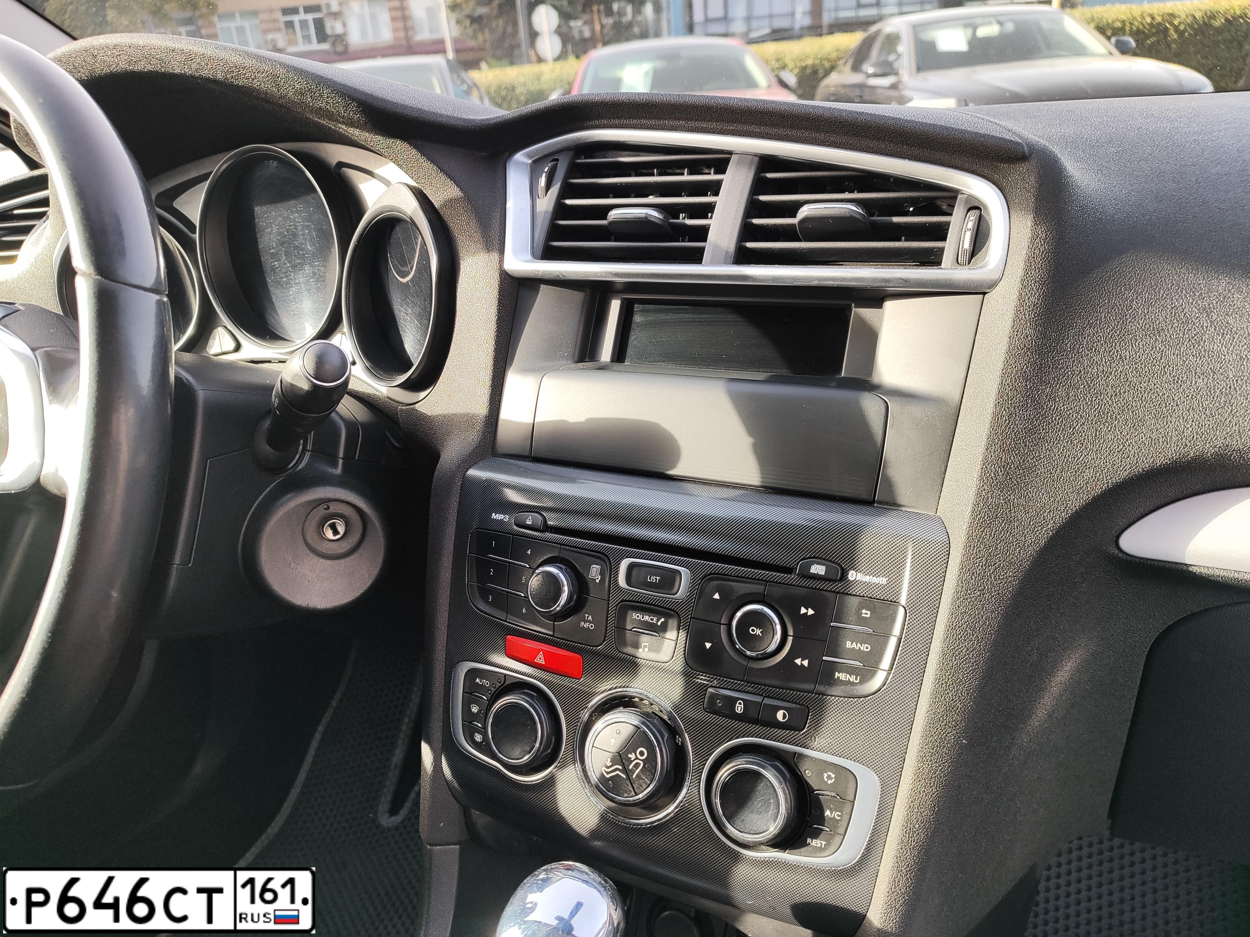 Фото автомобиля CITROEN C4, 2013 — госномер Р646СТ161. Цвет: Белый