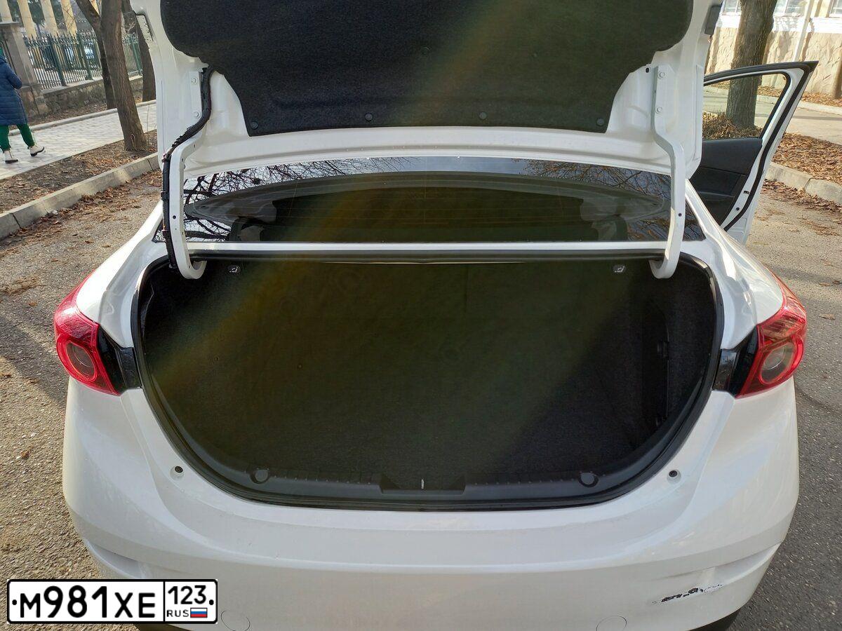 Фото автомобиля MAZDA A 3, 2014 — госномер М567НТ193. Цвет: Белый