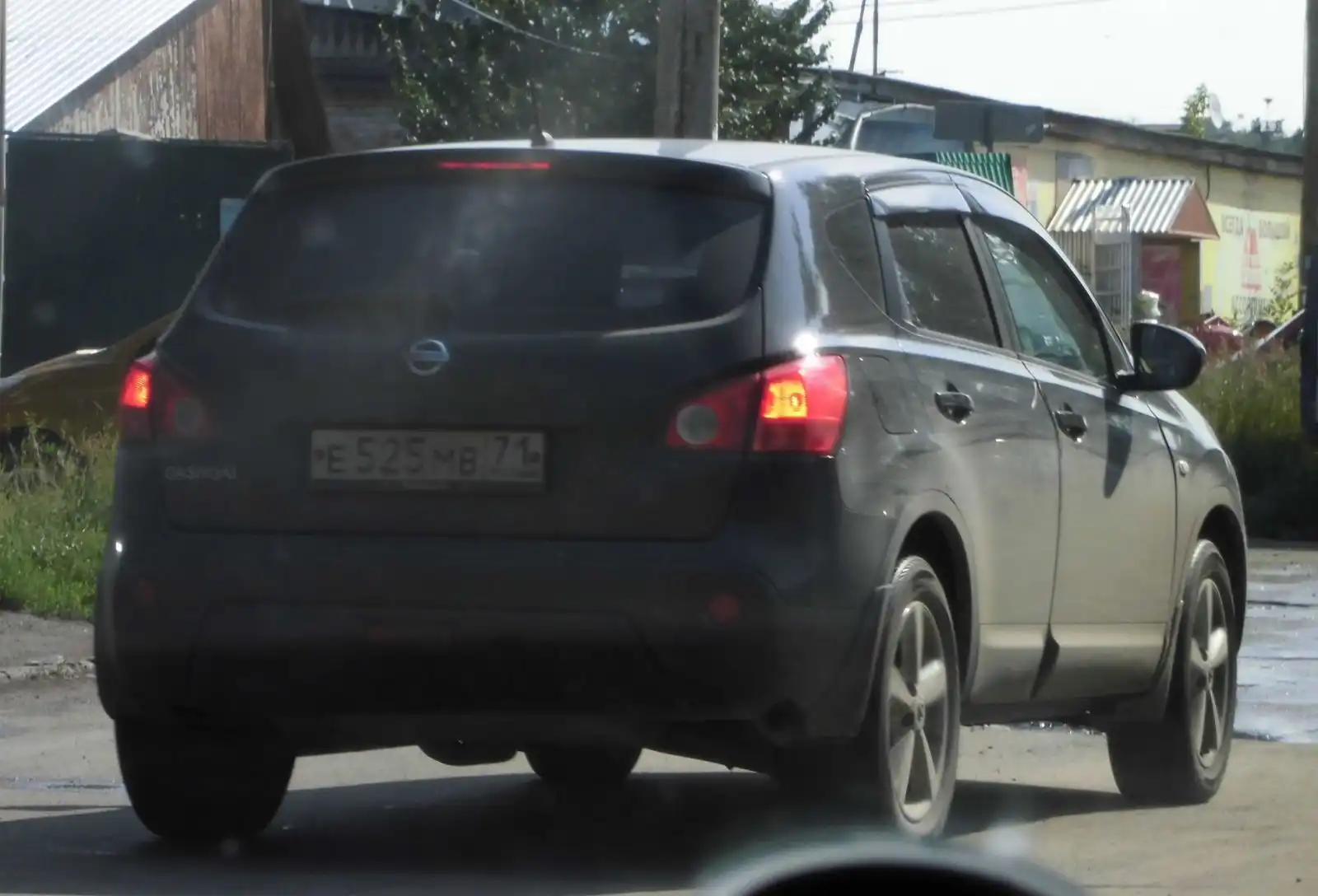 Фото автомобиля NISSAN QASHQAI, 2008 — госномер Е795РА799. Цвет: ЧЕРНЫЙ МЕТАЛЛИК