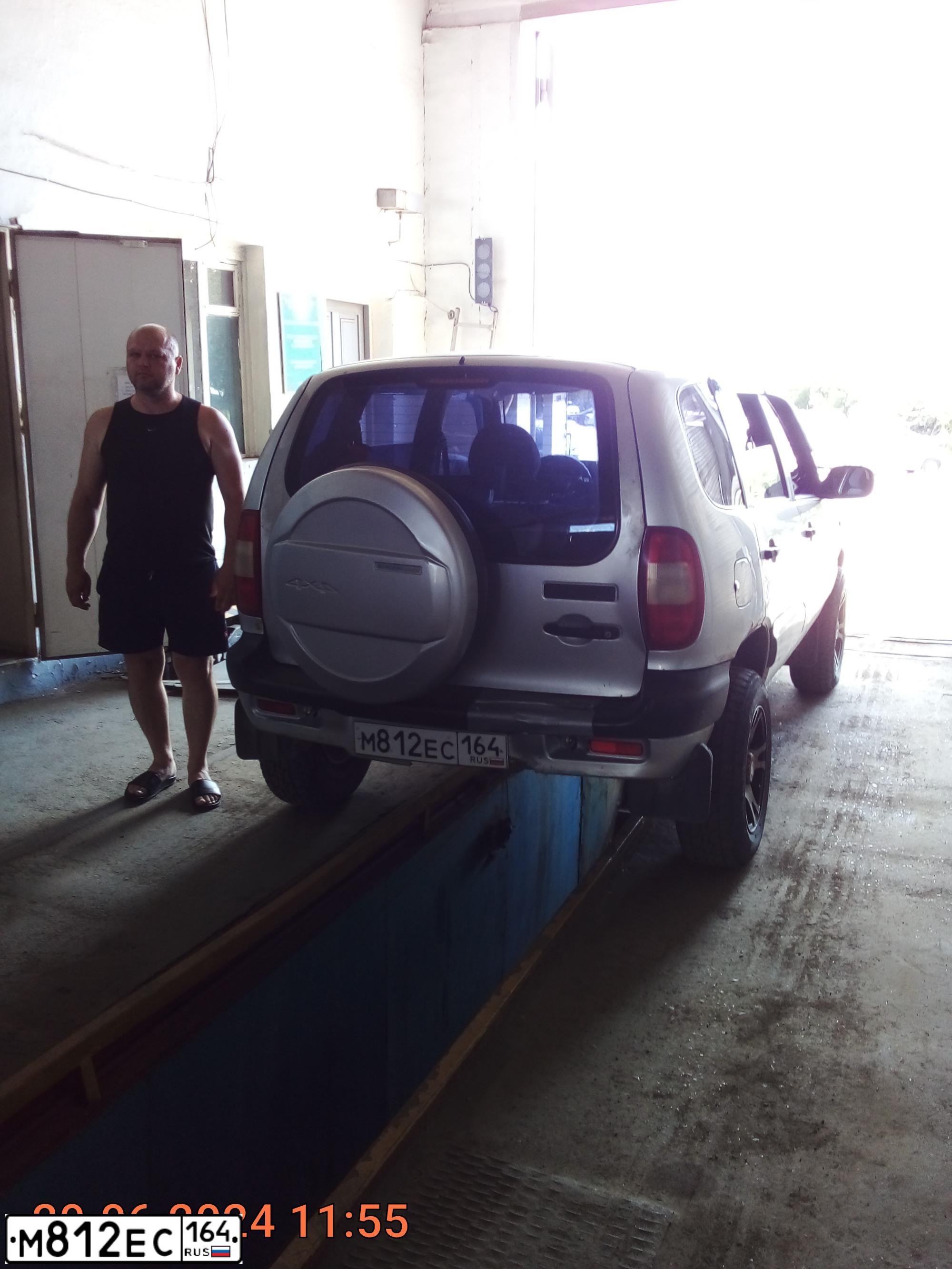 Фото автомобиля CHEVROLET NIVA, 2005 — госномер М812ЕС164. Цвет: СВЕТЛО СЕРЕБРИСТЫЙ МЕТАЛЛ