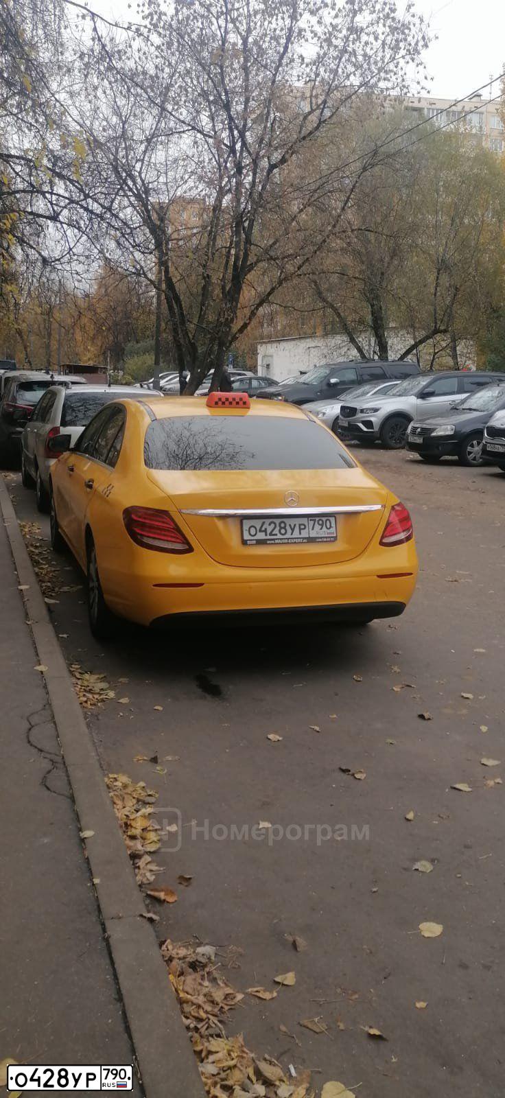 Фото автомобиля MERCEDES E-KLASSE, 2018 — госномер Т779ЕА799. Цвет: ЖЕЛТЫЙ