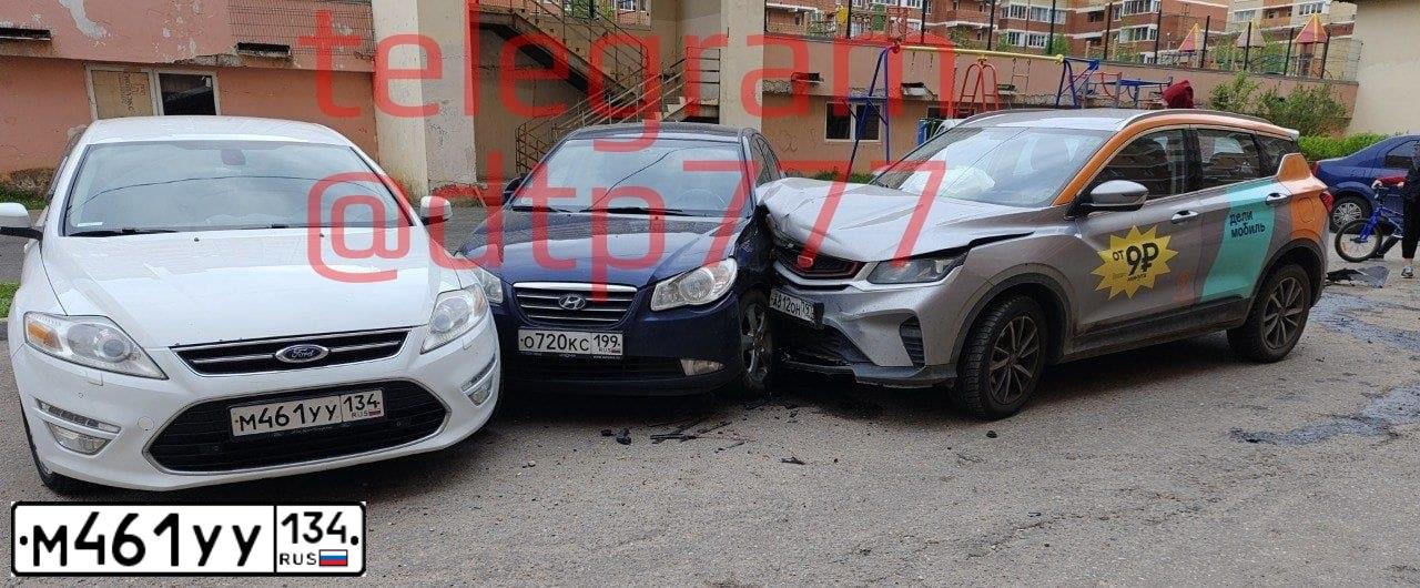 Фото автомобиля FORD MONDEO, 2012 — госномер М461УУ134. Цвет: Белый