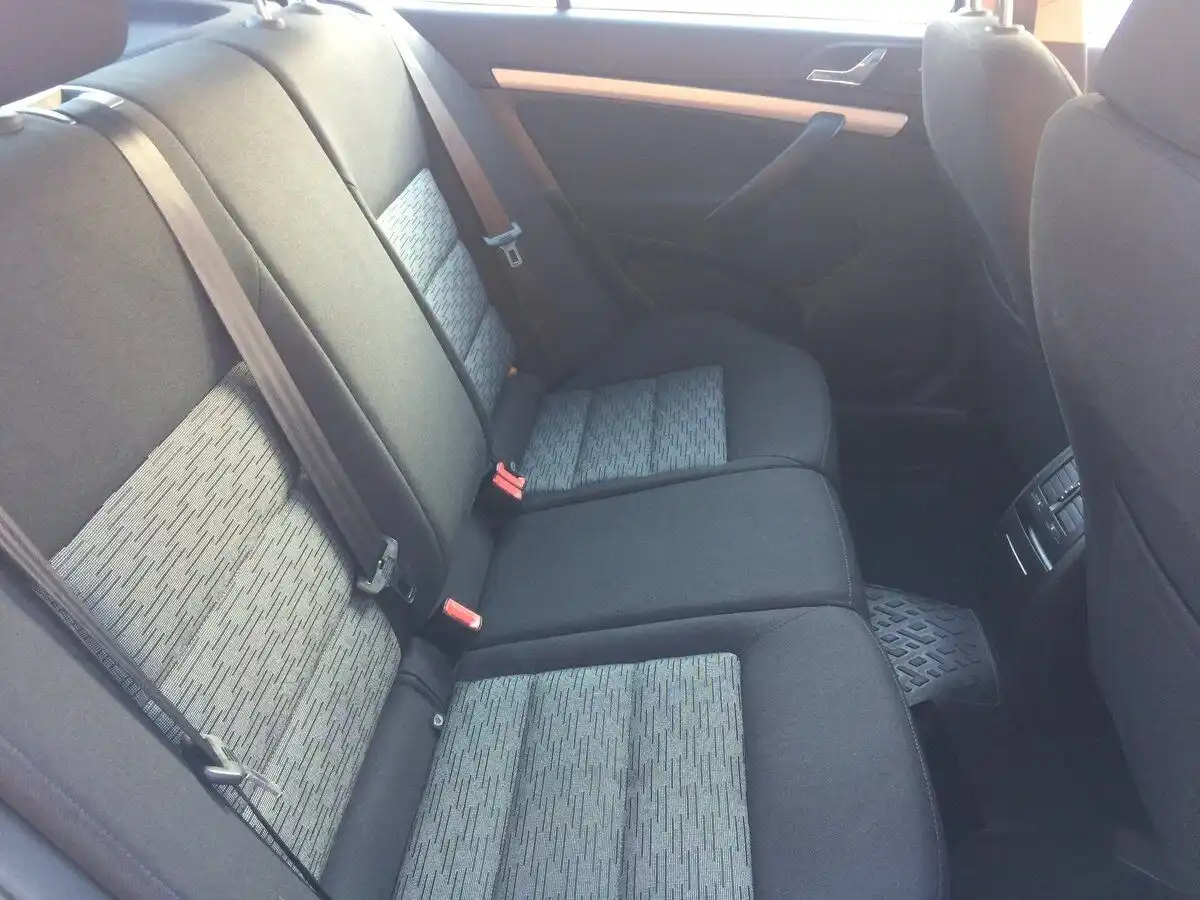 Фото автомобиля SKODA OCTAVIA, 2010 — госномер А574ХВ178. Цвет: СЕРЫЙ