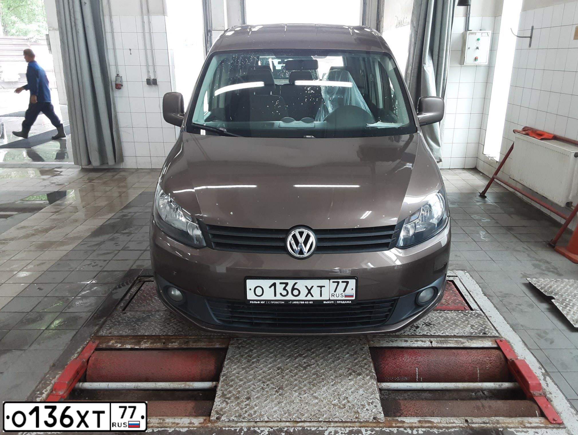 Фото автомобиля VOLKSWAGEN CADDY, 2012 — госномер О136ХТ77. Цвет: Коричневый