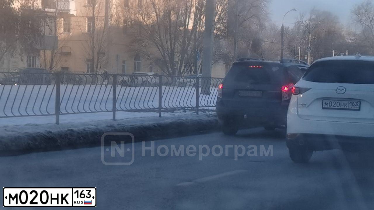 Фото автомобиля MITSUBISHI LANCER, 2008 — госномер Е400РВ763. Цвет: Серебристый