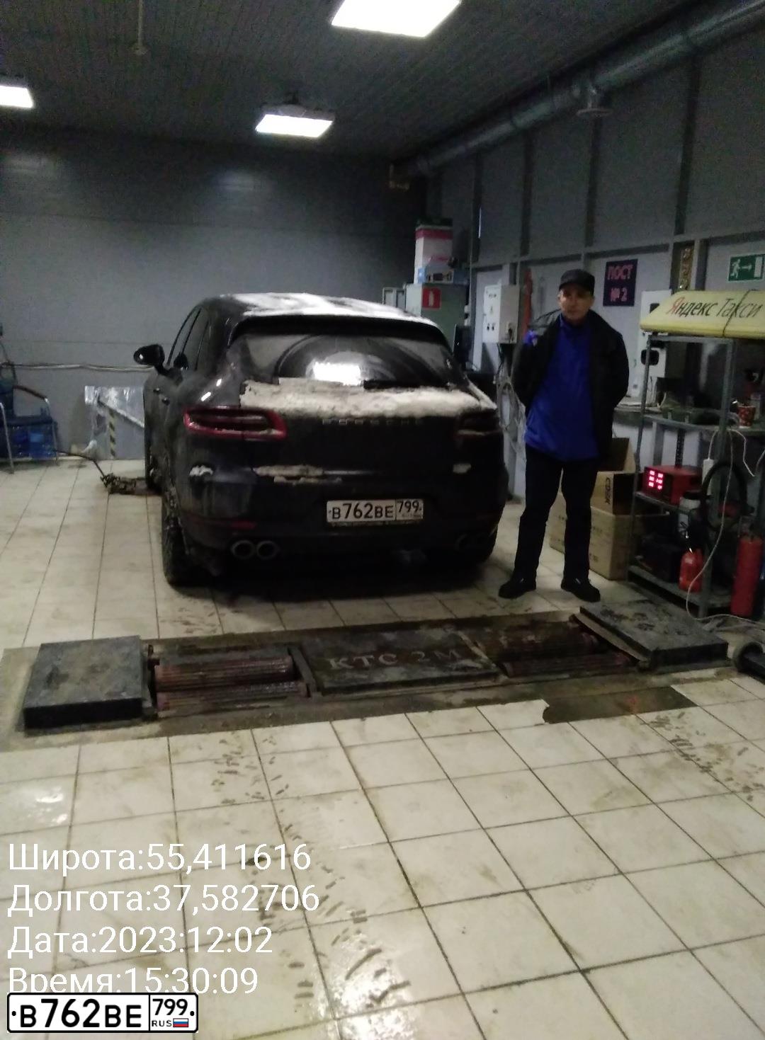 Фото автомобиля PORSCHE MACAN, 2017 — госномер Н374МВ790. Цвет: ЧЕРНЫЙ