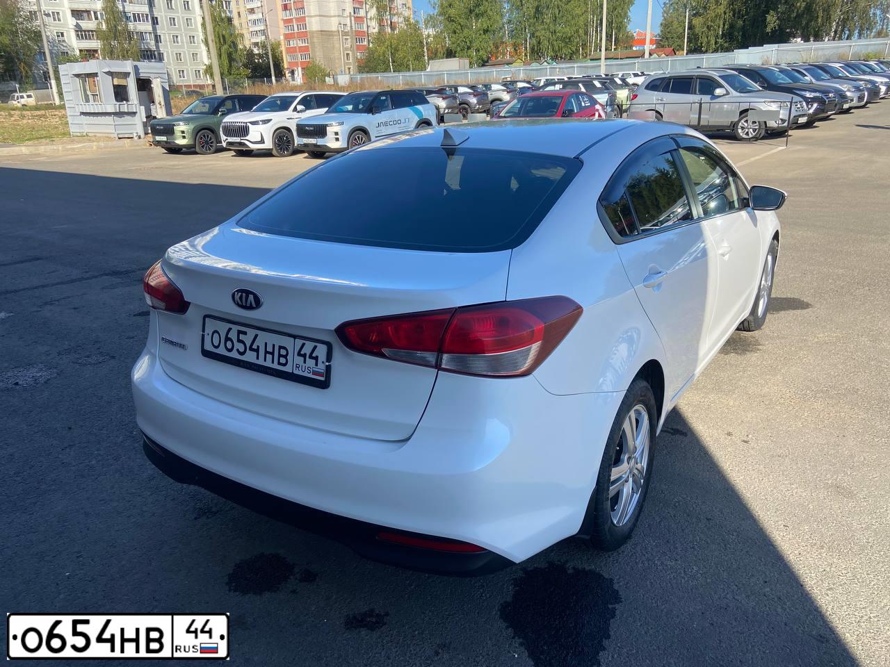 Фото автомобиля KIA CERATO, 2018 — госномер О654НВ44. Цвет: Белый