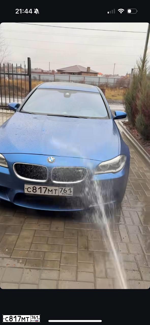 Фото автомобиля BMW M5, 2013 — госномер М444ММ10. Цвет: синий