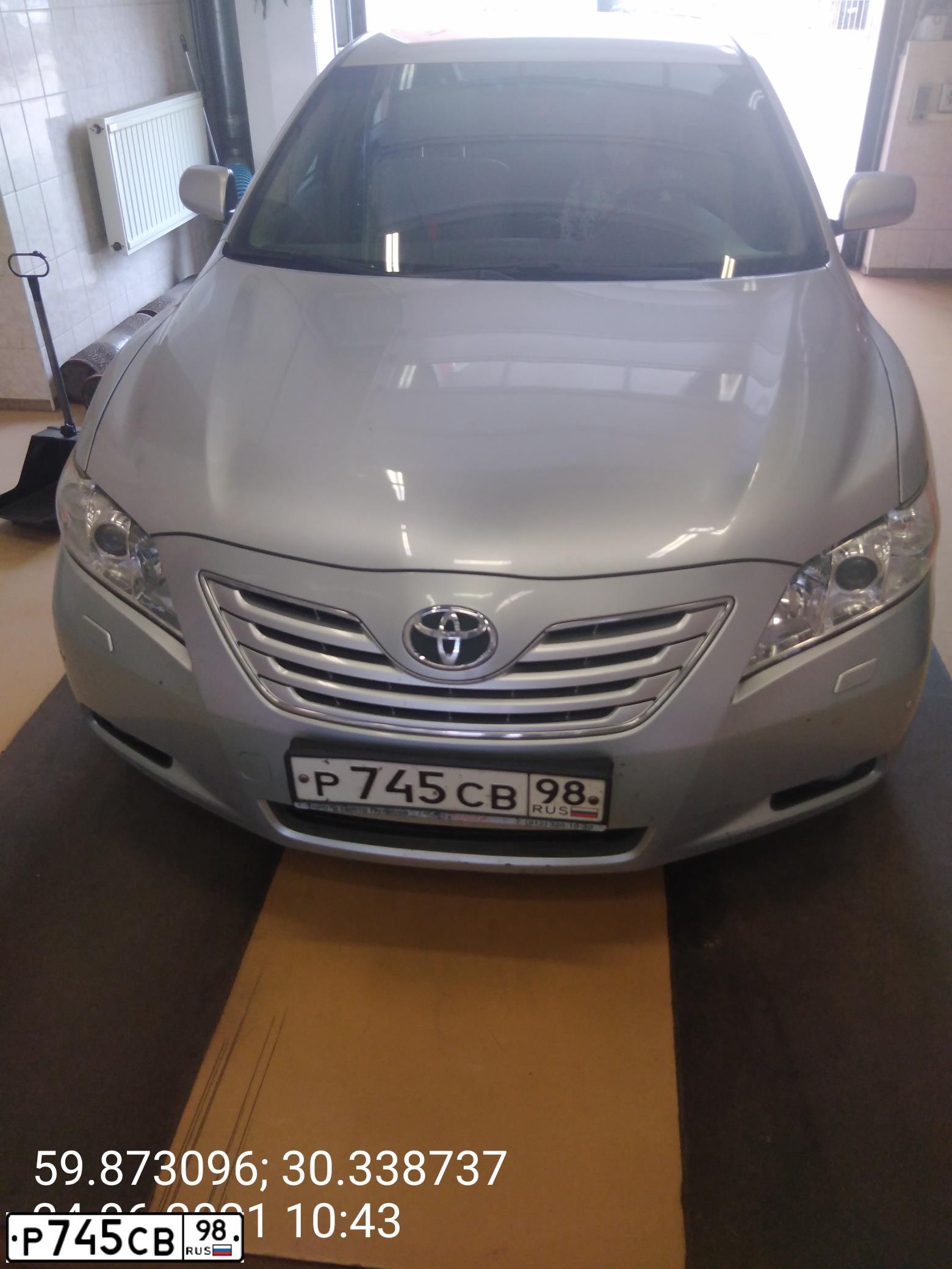 Фото автомобиля TOYOTA CAMRY, 2007 — госномер Р745СВ98. Цвет: СЕРЕБРИСТЫЙ