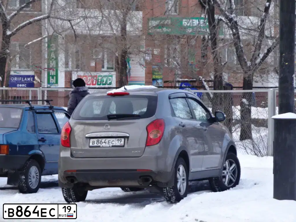 Фото автомобиля ССАНГЙОНГ ACTYON, 2011 — госномер А953ТВ124. Цвет: ТЕМНО-СЕРЫЙ