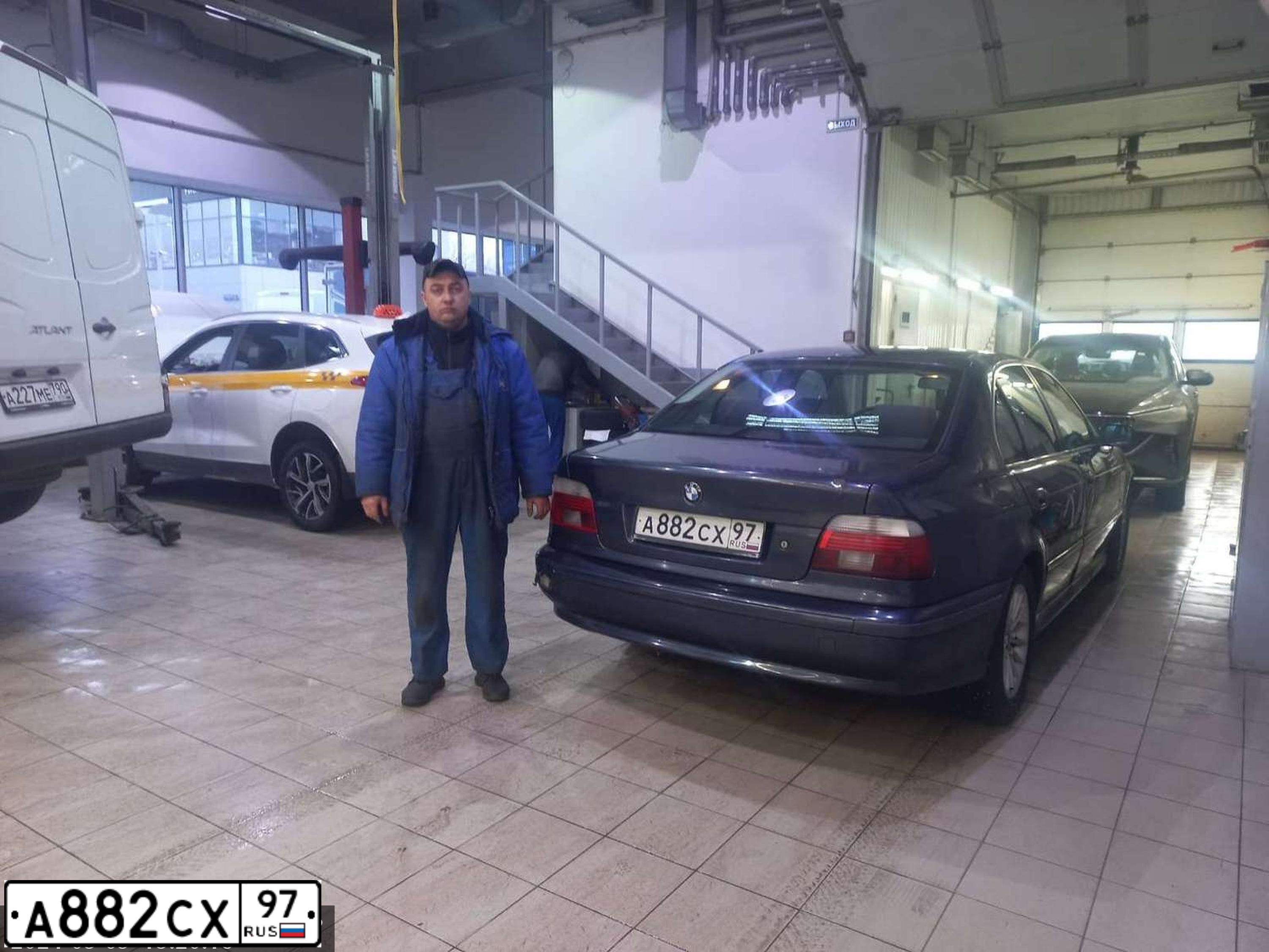 Фото автомобиля BMW SERIE 5, 2001 — госномер А882СХ97. Цвет: синий