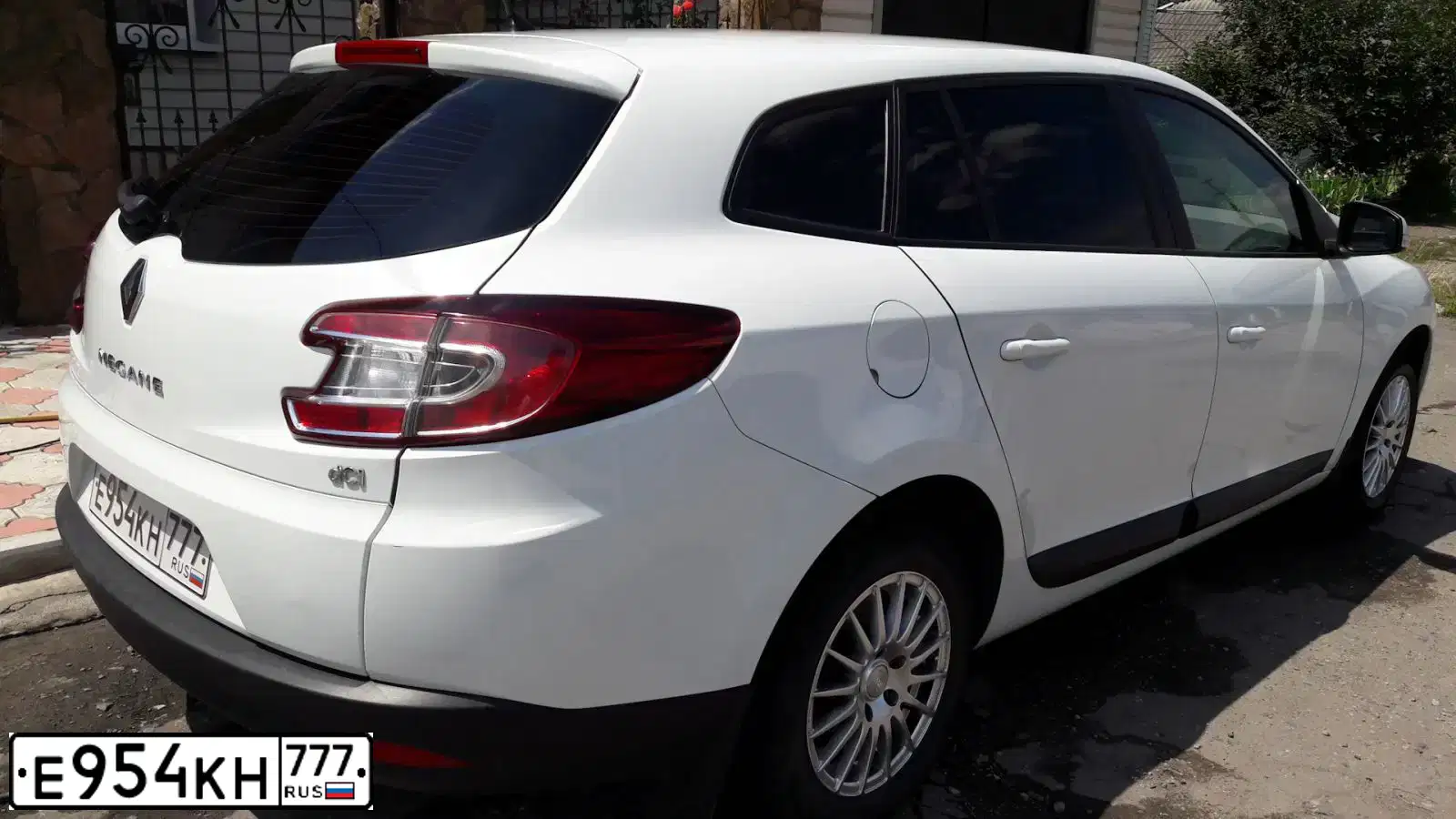 Фото автомобиля RENAULT MEGANE /GRAND/ SCENIC, 2011 — госномер Е922ТХ161. Цвет: Белый