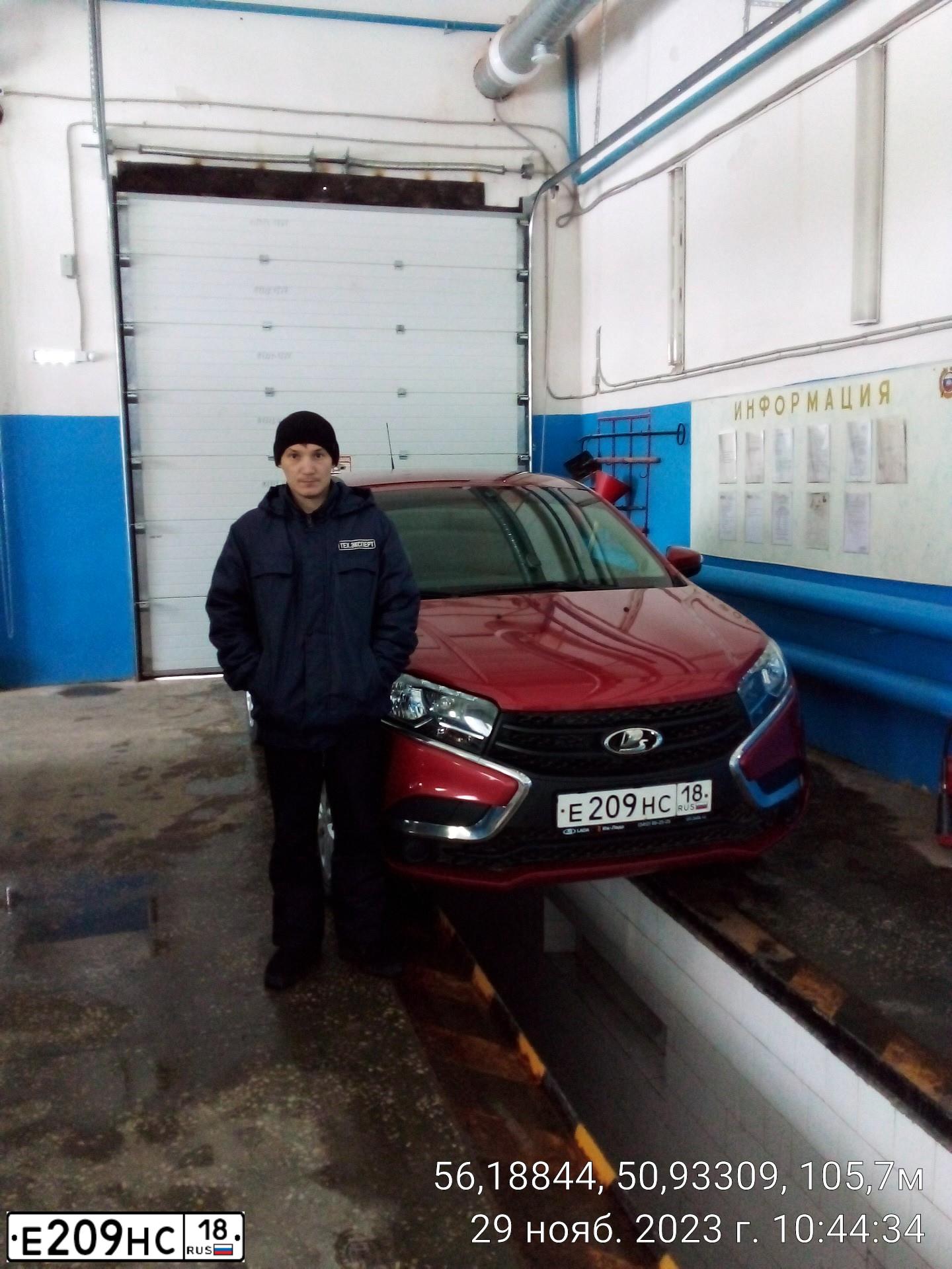Фото автомобиля LADA XRAY, 2018 — госномер Е209НС18. Цвет: КРАСНЫЙ