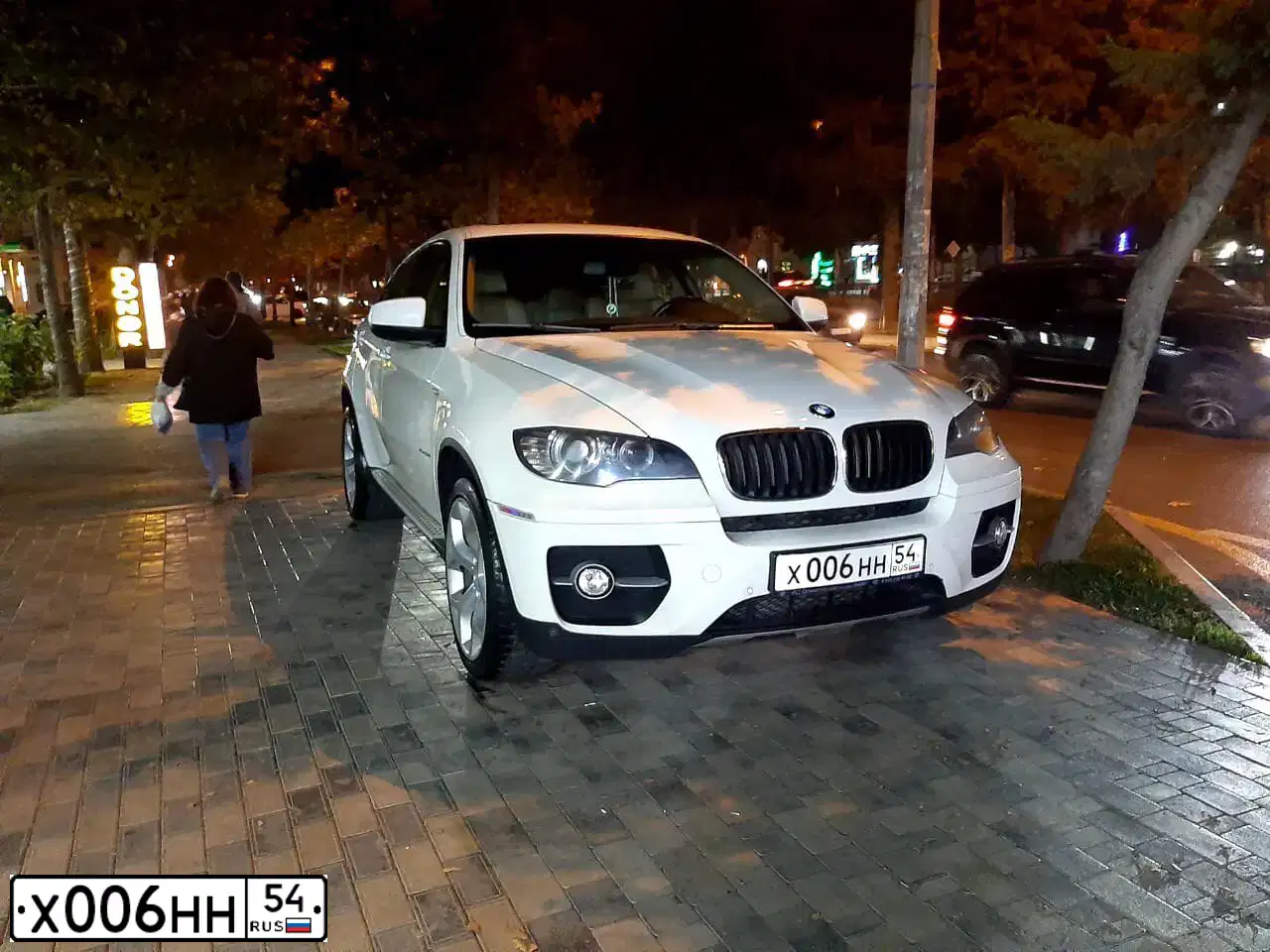 Фото автомобиля BMW X6, 2008 — госномер Х006НН54. Цвет: Белый