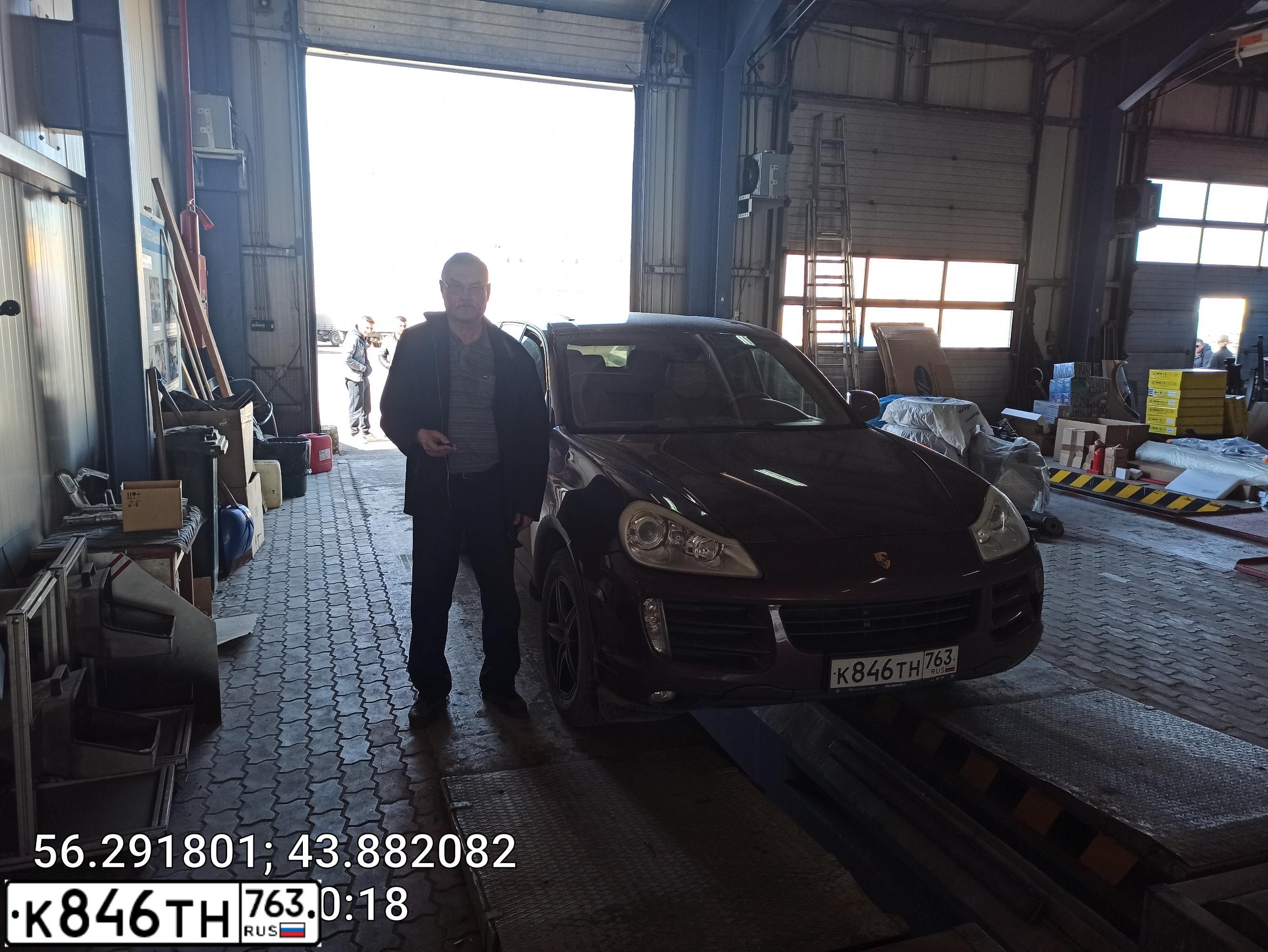 Фото автомобиля PORSCHE CAYENNE, 2007 — госномер У978ЕН152. Цвет: БОРДОВЫЙ