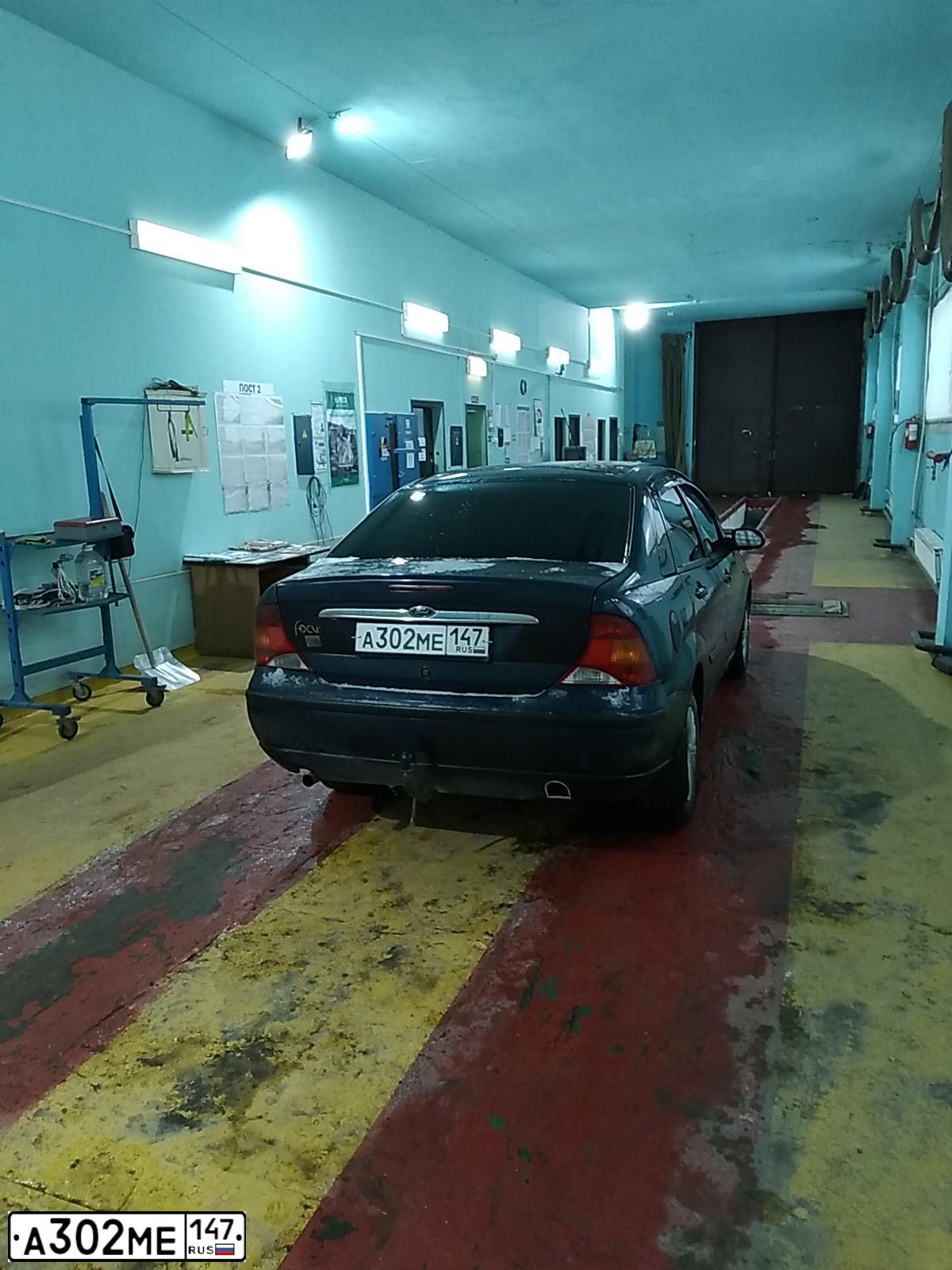 Фото автомобиля FORD FOCUS, 2005 — госномер А302МЕ147. Цвет: Темно-синий