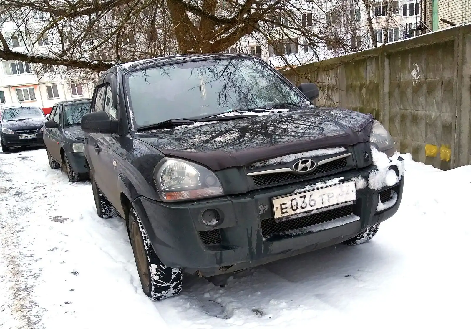 Фото автомобиля HYUNDAI TUCSON, 2008 — госномер Е036ТР32. Цвет: ТЕМНО-ЗЕЛЕНЫЙ