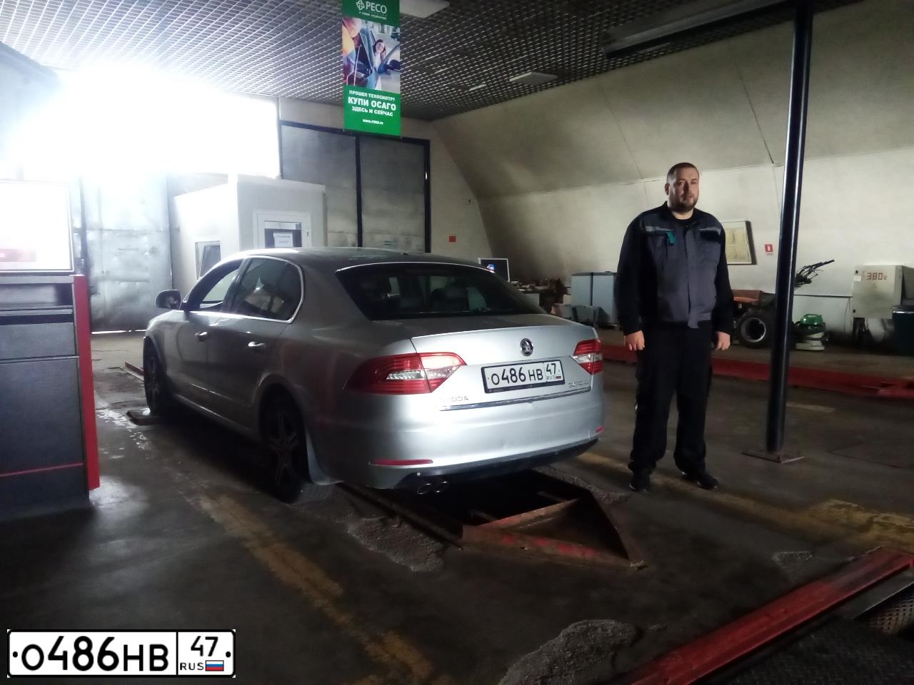 Фото автомобиля SKODA SUPERB, 2015 — госномер Е147ЕХ147. Цвет: СЕРЕБРИСТЫЙ