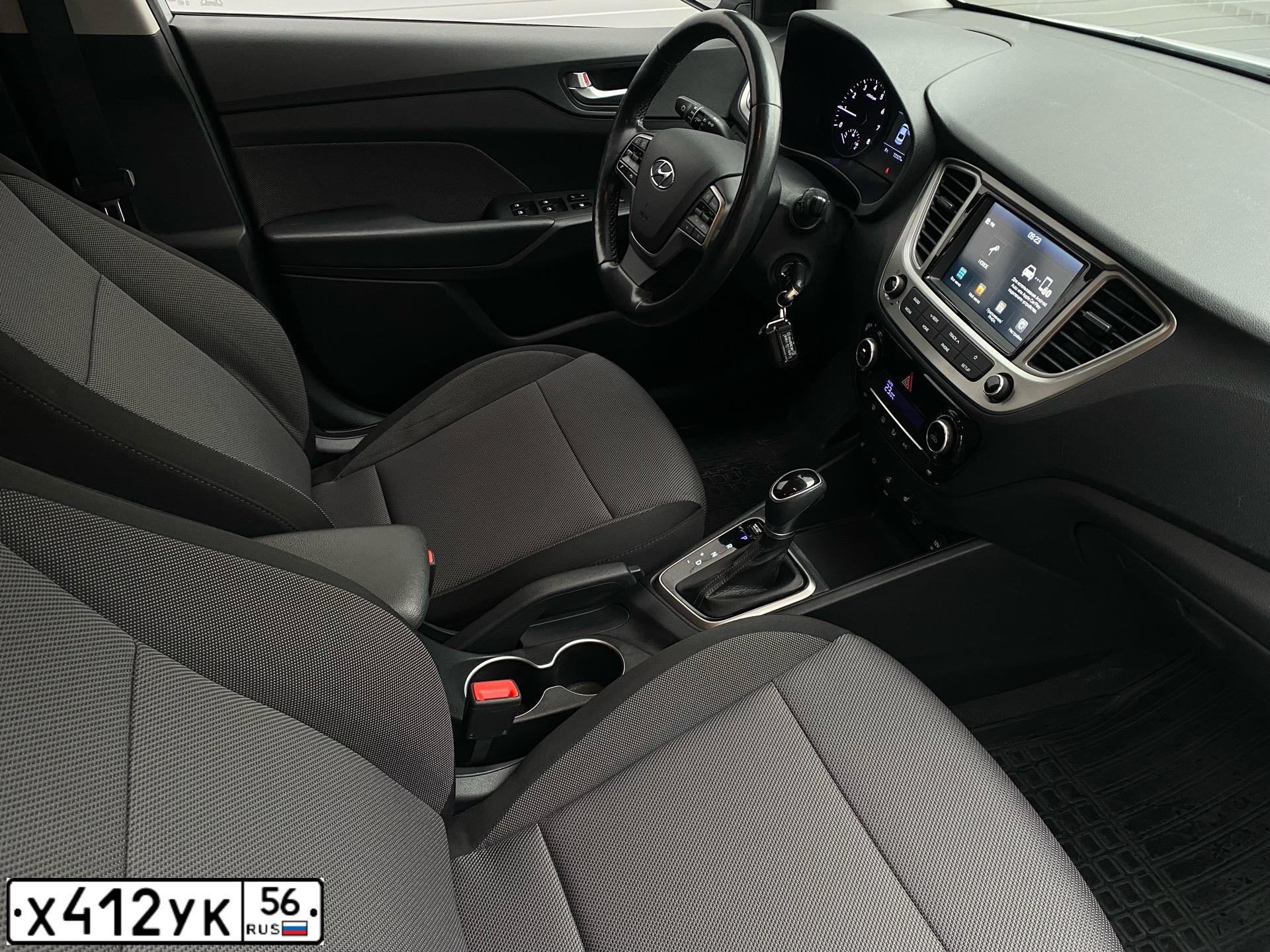 Фото автомобиля HYUNDAI SOLARIS, 2019 — госномер Х412УК56. Цвет: Серебристый