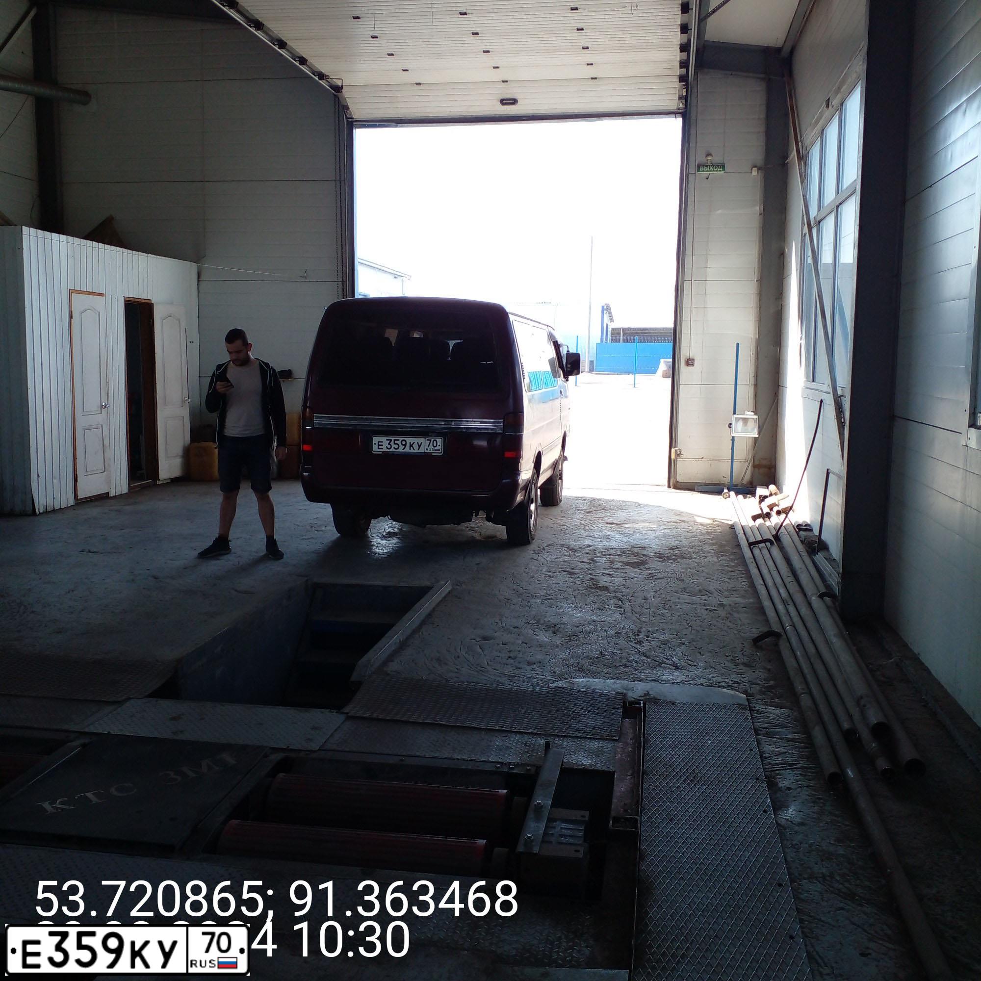 Фото автомобиля TOYOTA HIACE, 1994 — госномер К728УМ124