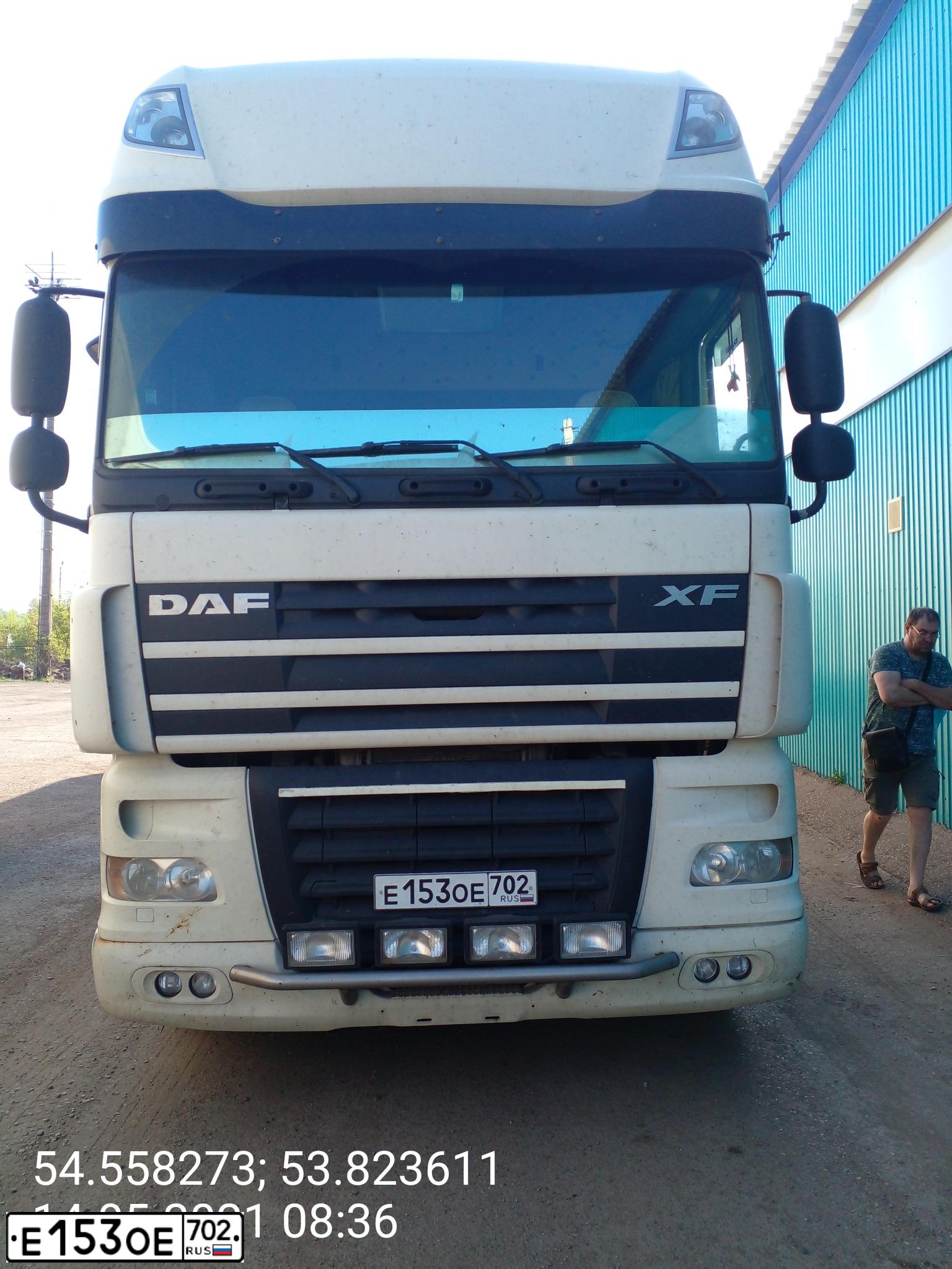 Фото автомобиля DAF XF 105 FT /4X2/, 2011 — госномер Е153ОЕ702. Цвет: Белый