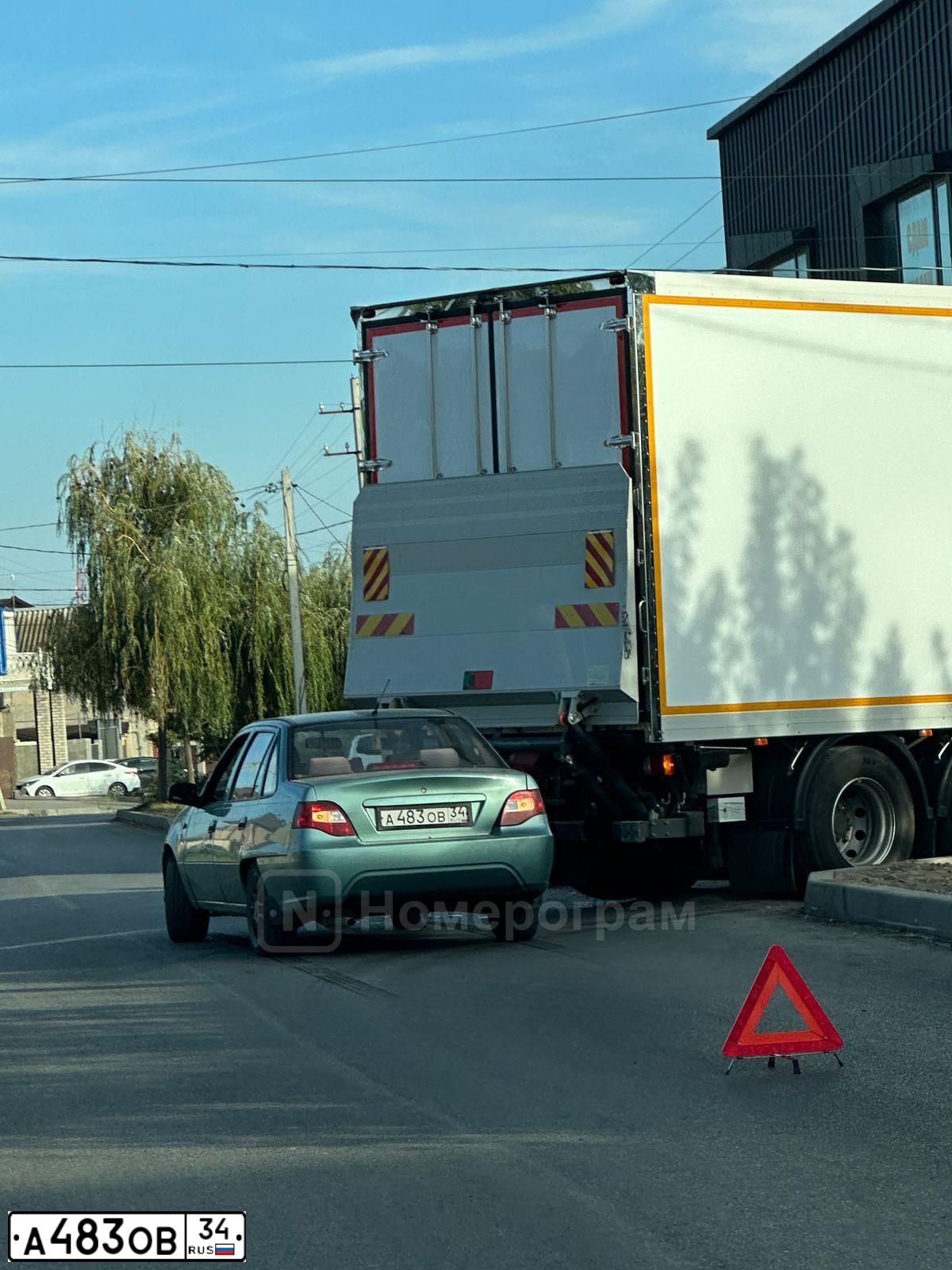 Фото автомобиля DAEWOO NEXIA, 2009 — госномер А483ОВ34. Цвет: ЗЕЛЕНАЯ ГЛАЗУРЬ