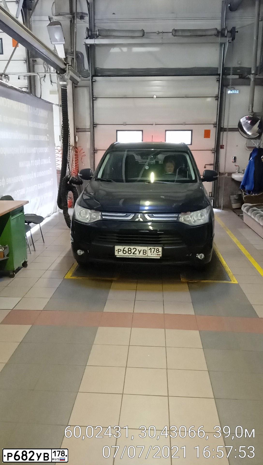Фото автомобиля MITSUBISHI OUTLANDER, 2014 — госномер Р682УВ178. Цвет: ЧЕРНЫЙ
